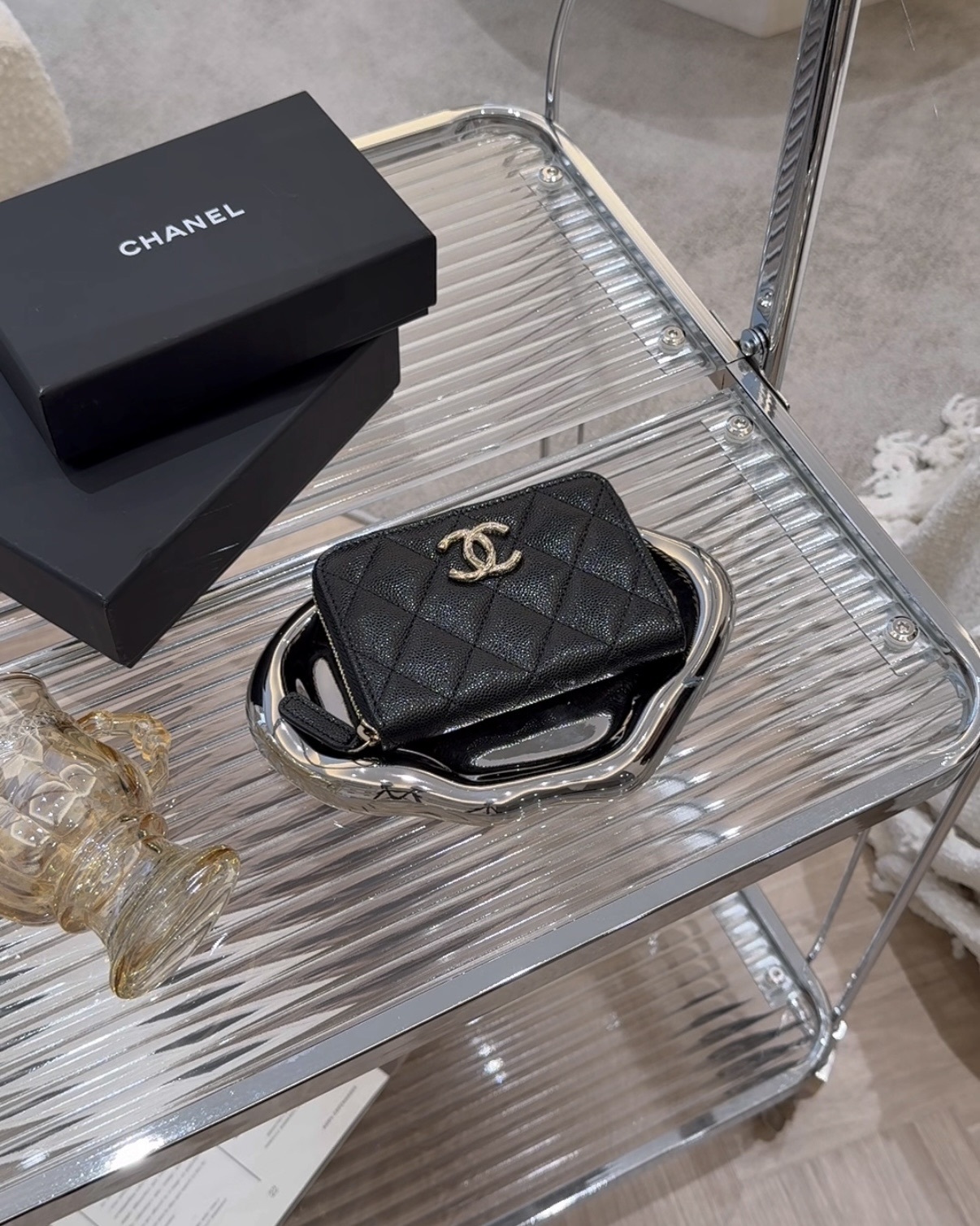 CHANEL｜雕花扣加大內拉鍊ㄇ字短夾 黑色