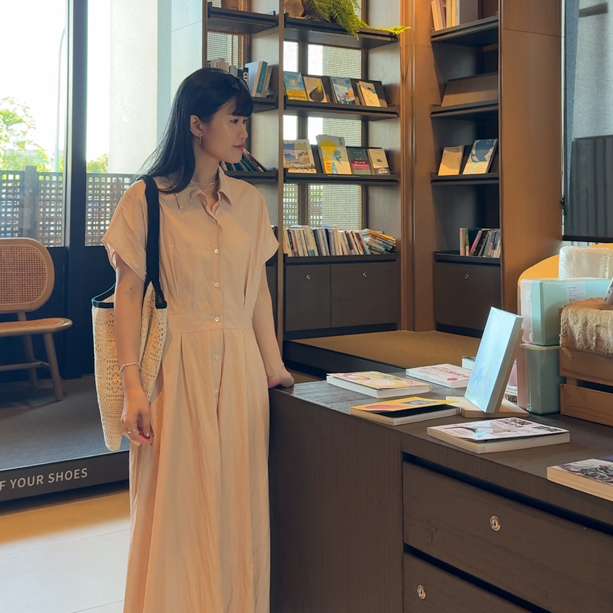 A18氣泡粉橘腰間設計抓摺排釦長洋