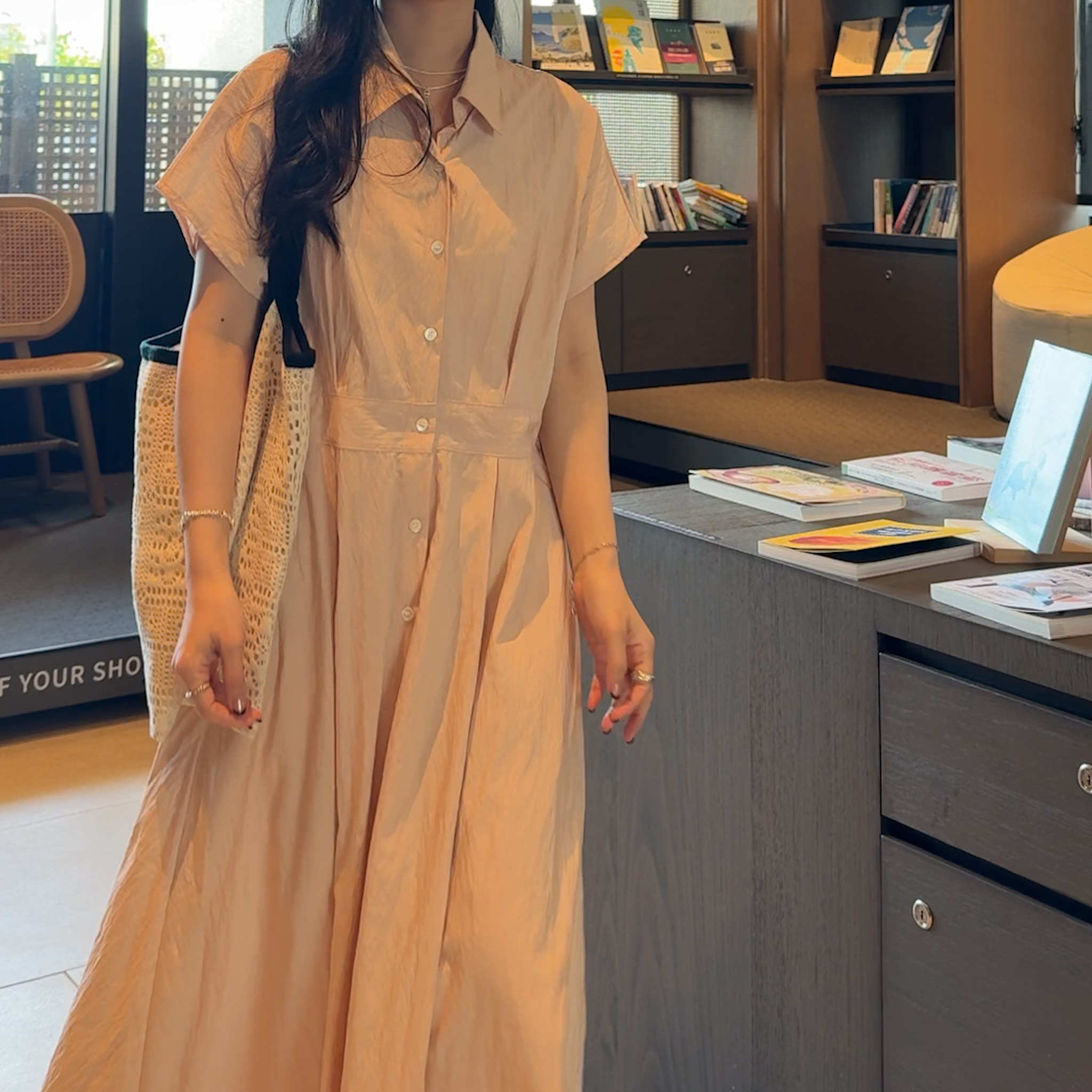 A18氣泡粉橘腰間設計抓摺排釦長洋