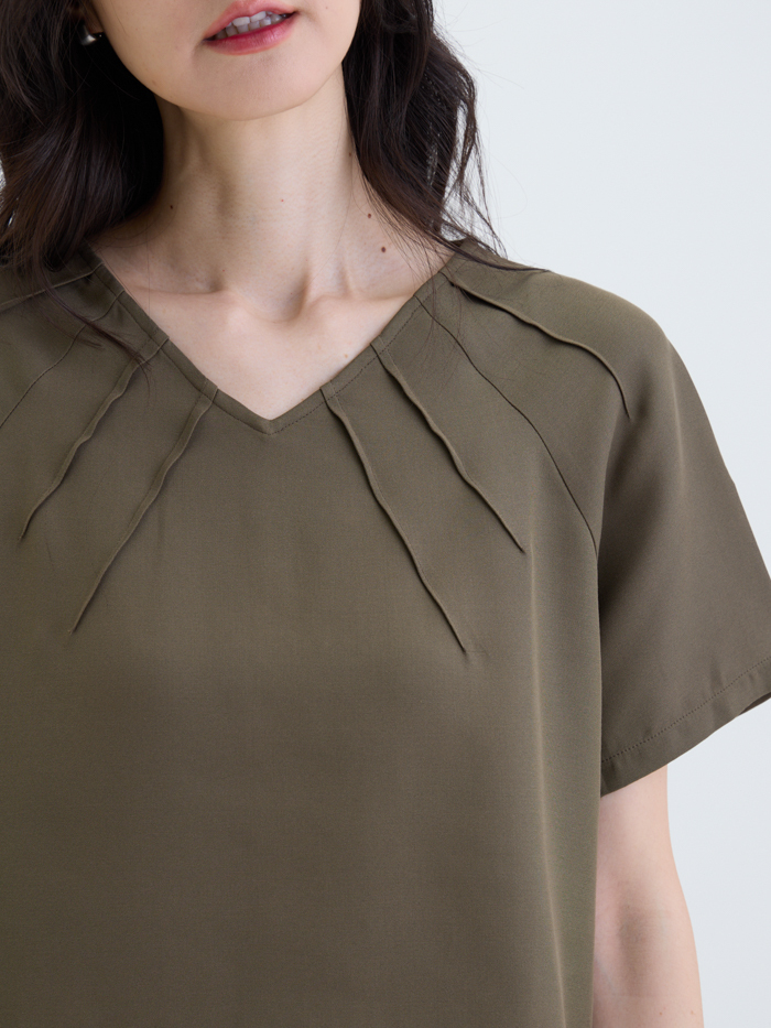 光域領線V領短袖上衣-橄綠