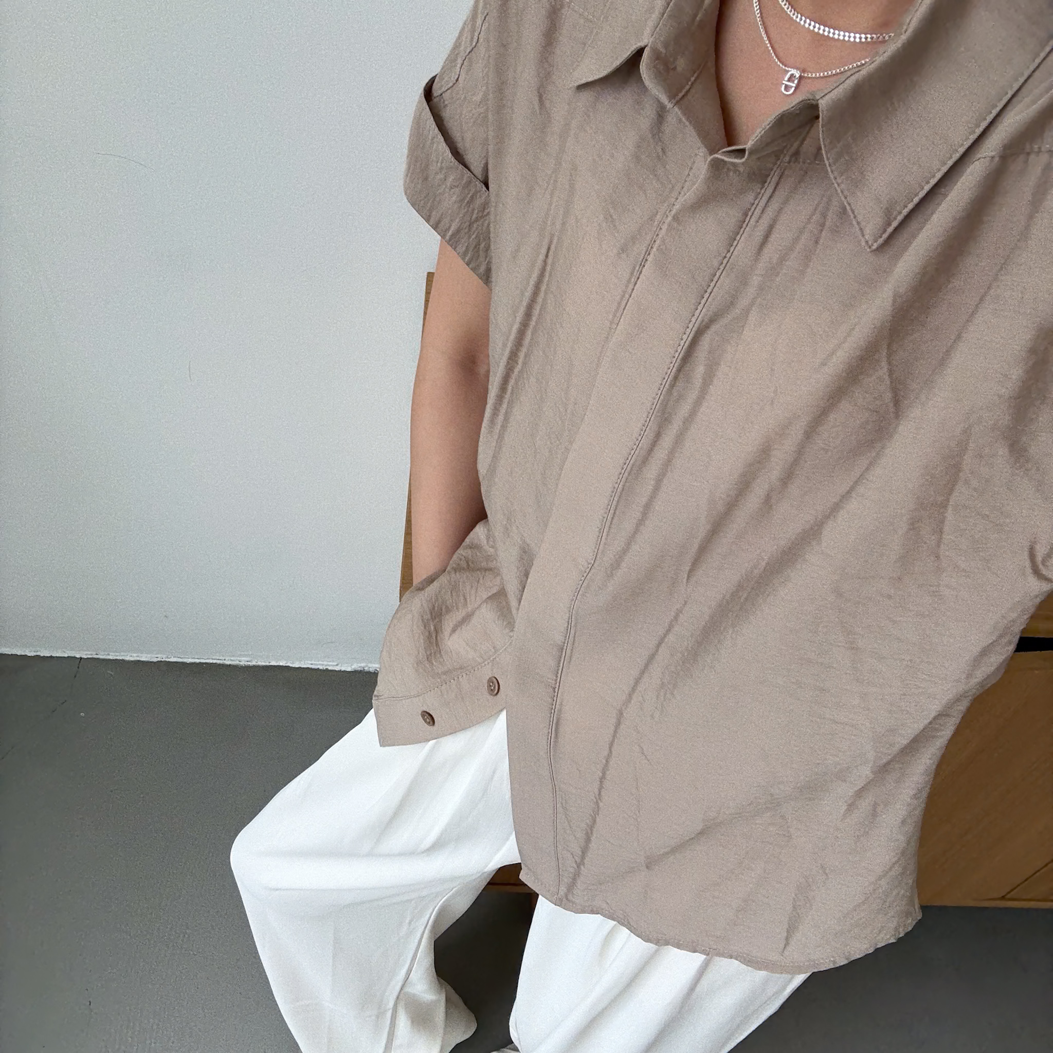 A25袖反摺設計短袖襯(奶白/米/藍/墨綠)