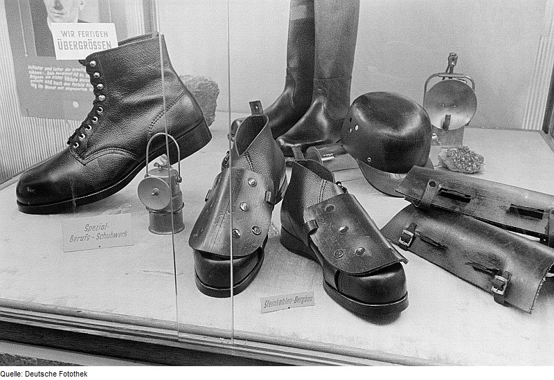 1952年萊比錫博覽會鞋業展廳展出鞋款