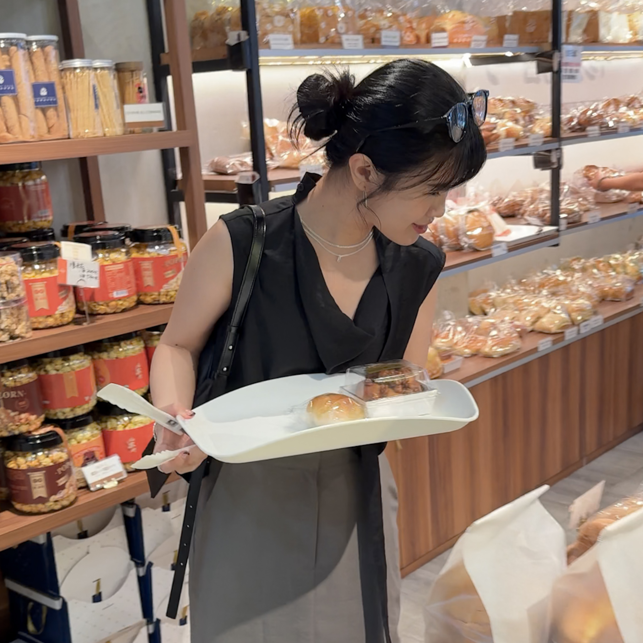 繞脖釦垂墜領背心(奶油/黑)