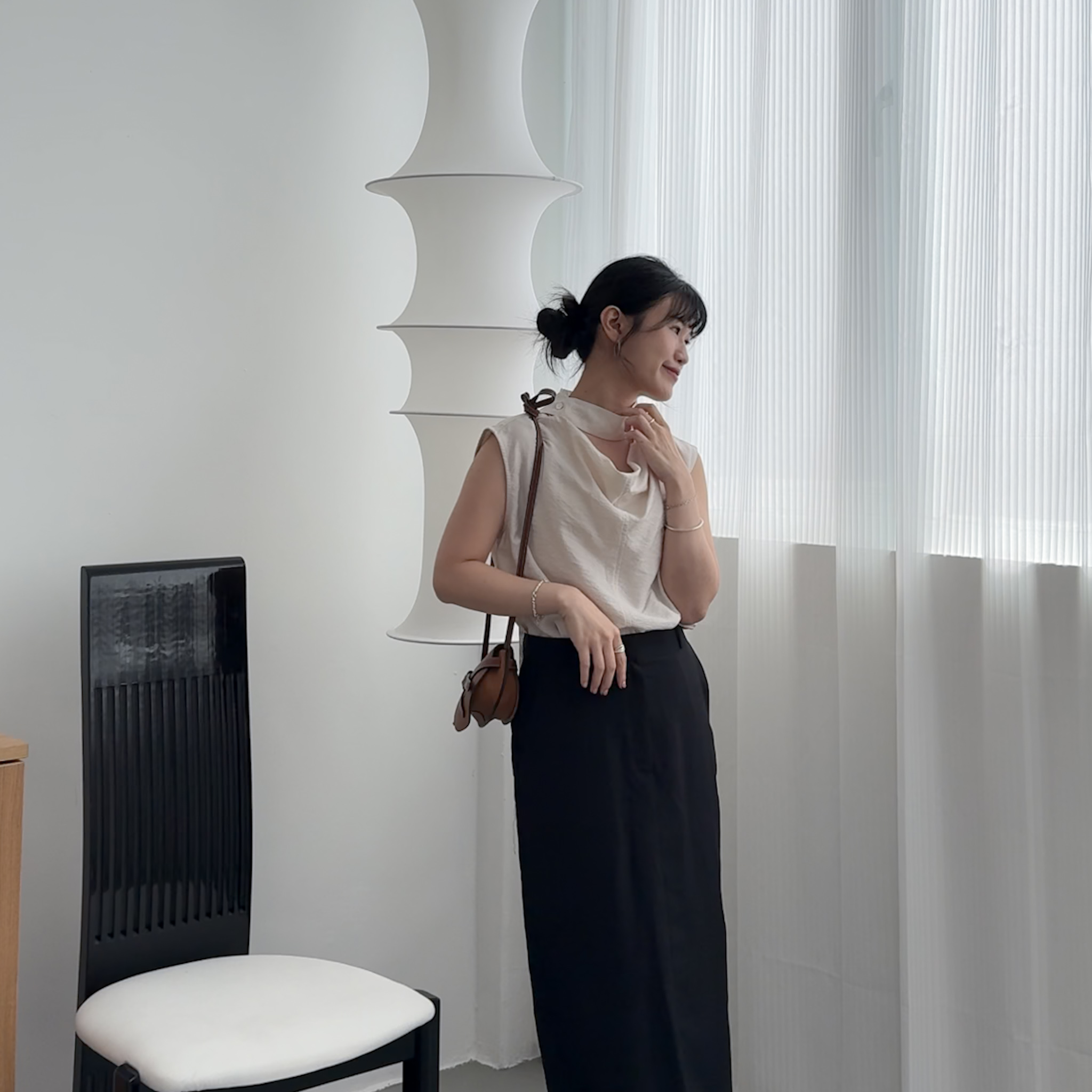 繞脖釦垂墜領背心(奶油/黑)