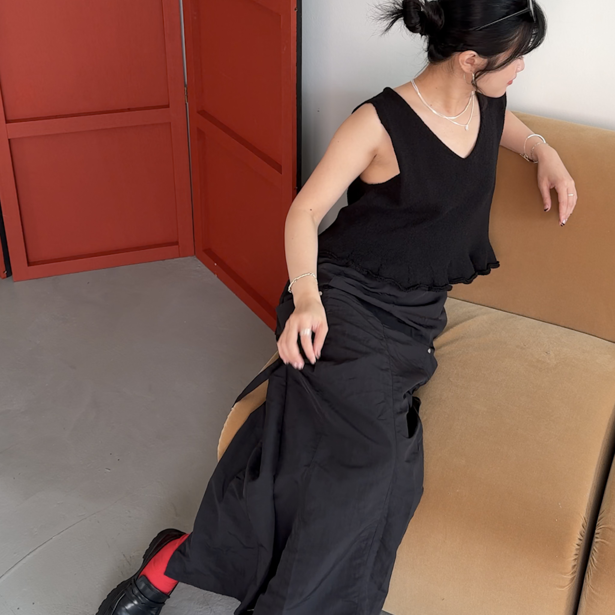 A34法式感推薦!修飾手臂下傘擺滾邊針織背心(黑)