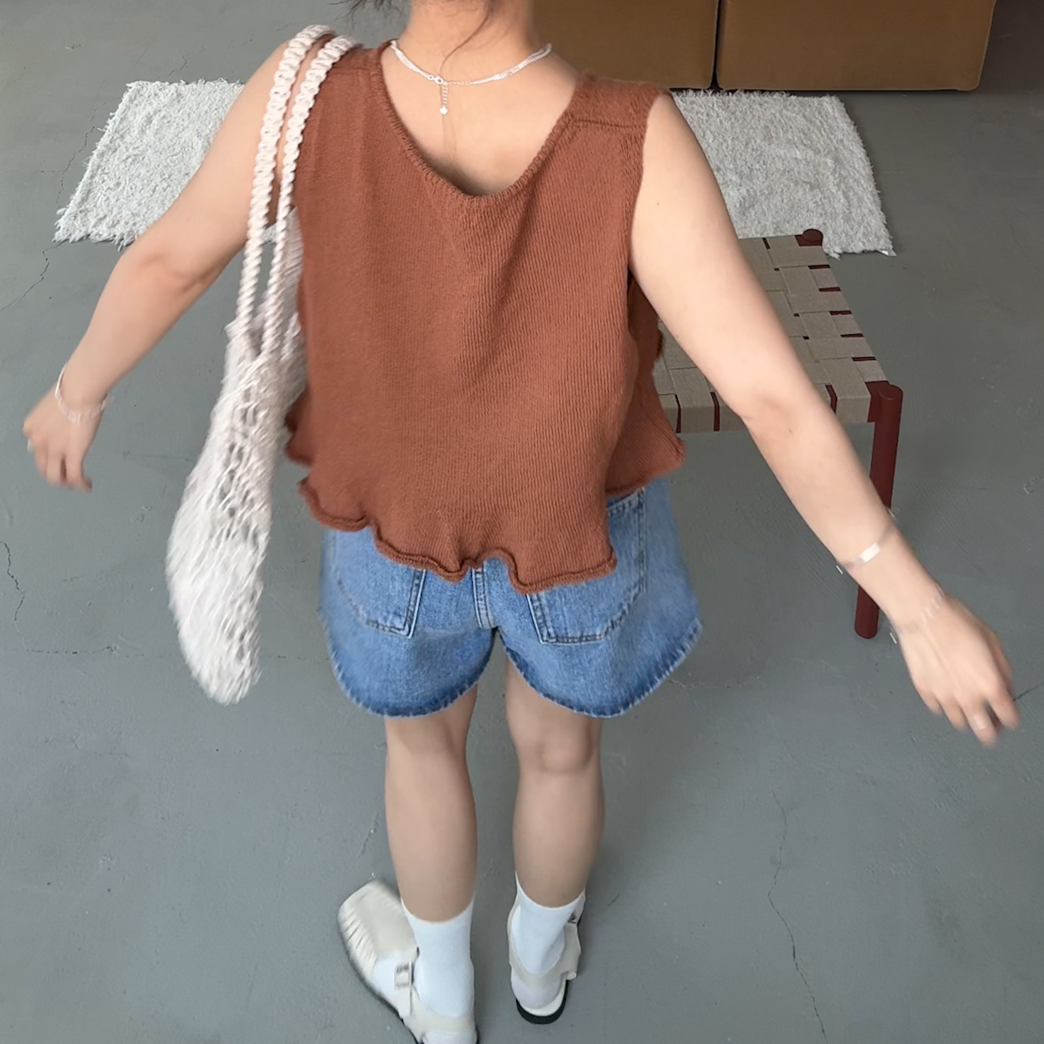 A34法式感推薦!修飾手臂下傘擺滾邊針織背心(橘)