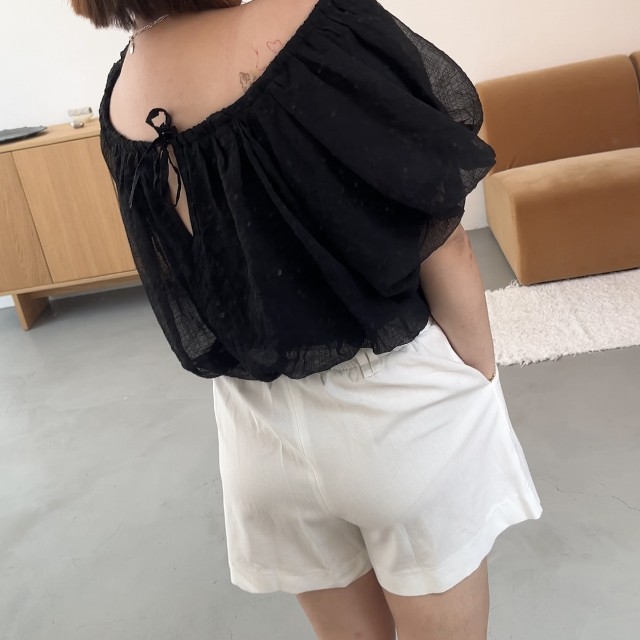 A40請把握!夏季限量雲朵袖可隨意拉領上衣(黑)