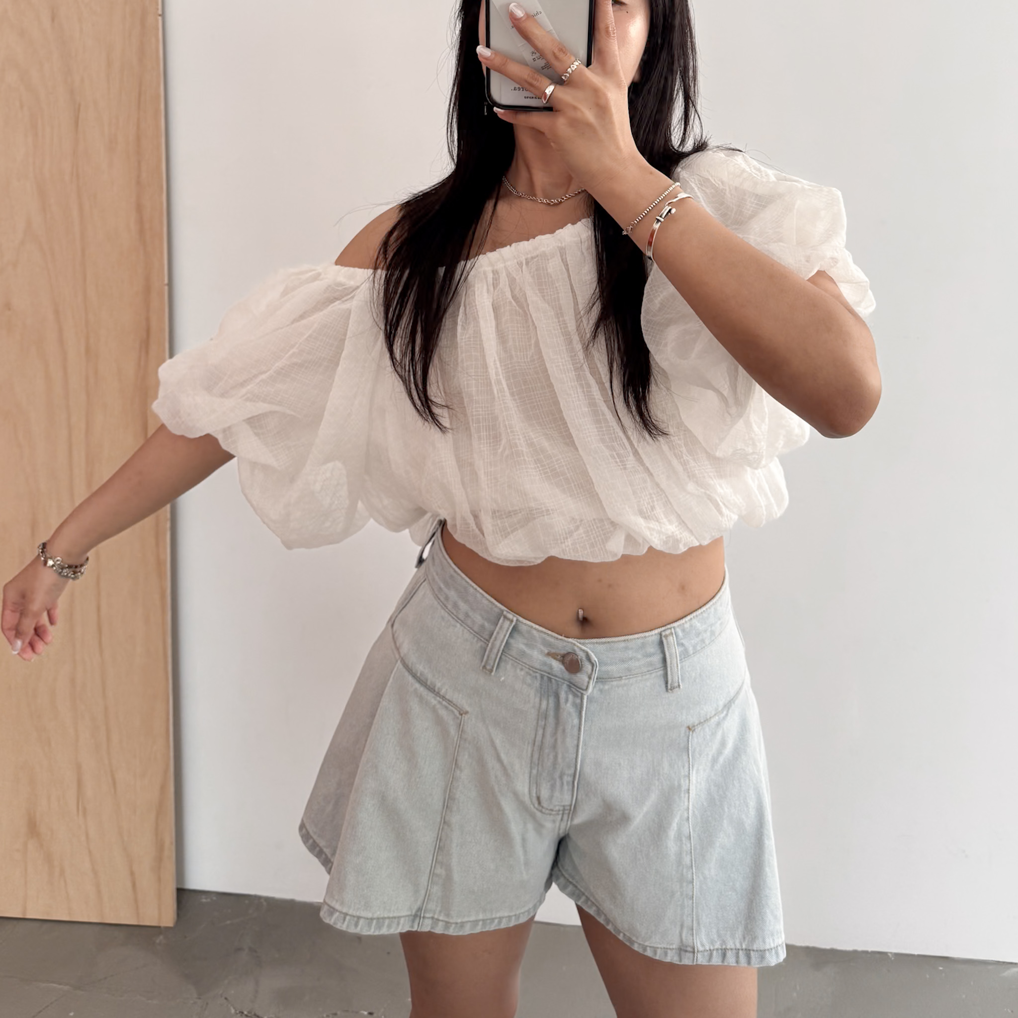 A40請把握!夏季限量雲朵袖可隨意拉領上衣(白)