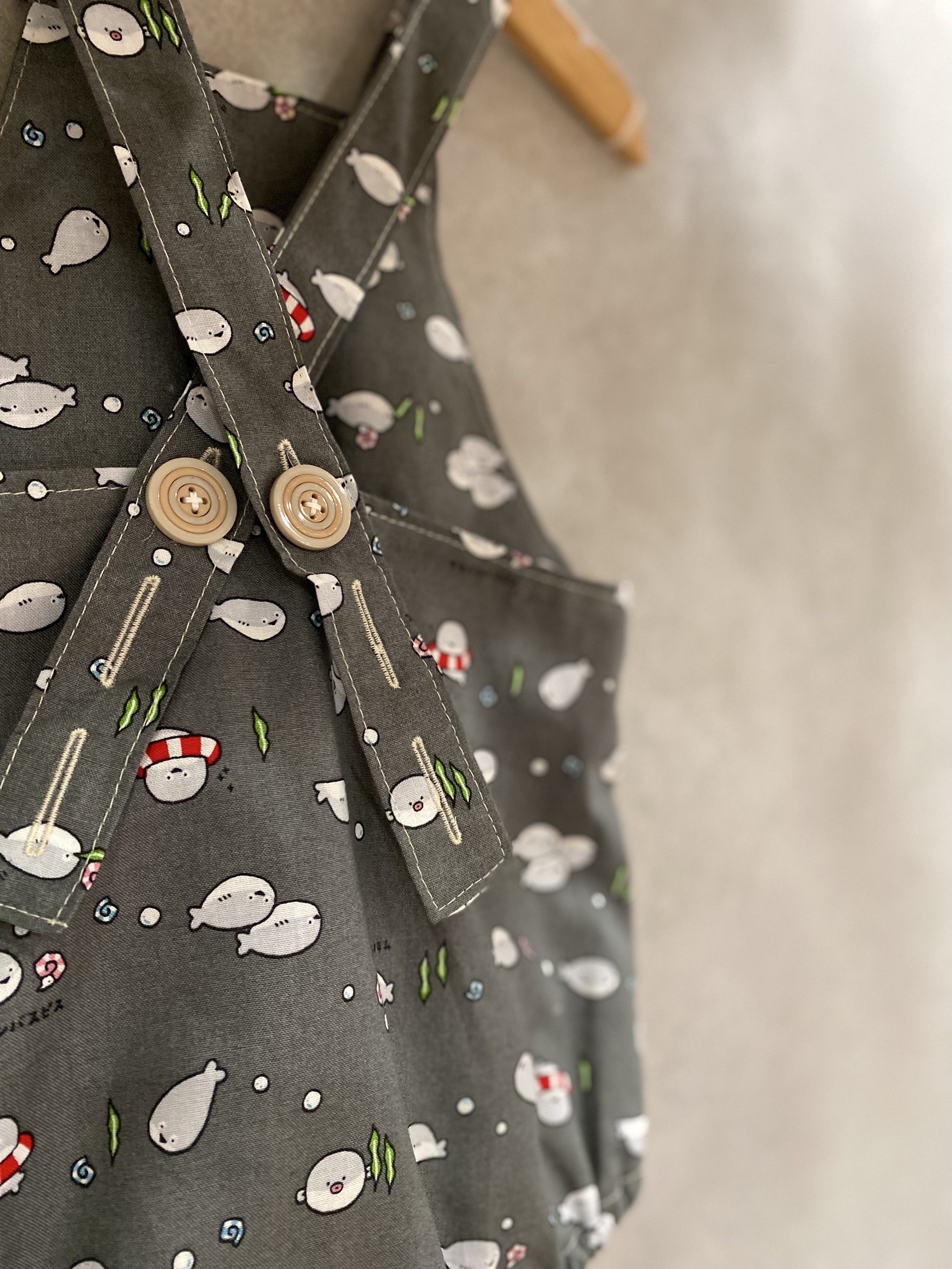 深灰小甲魚 吊帶包屁衣（80）