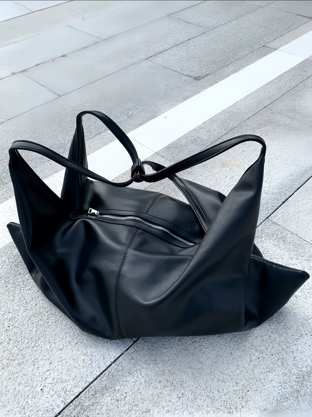 代購-小眾品牌 慵懶風 極簡 設計感 皮革 大容量 單肩包  黑色