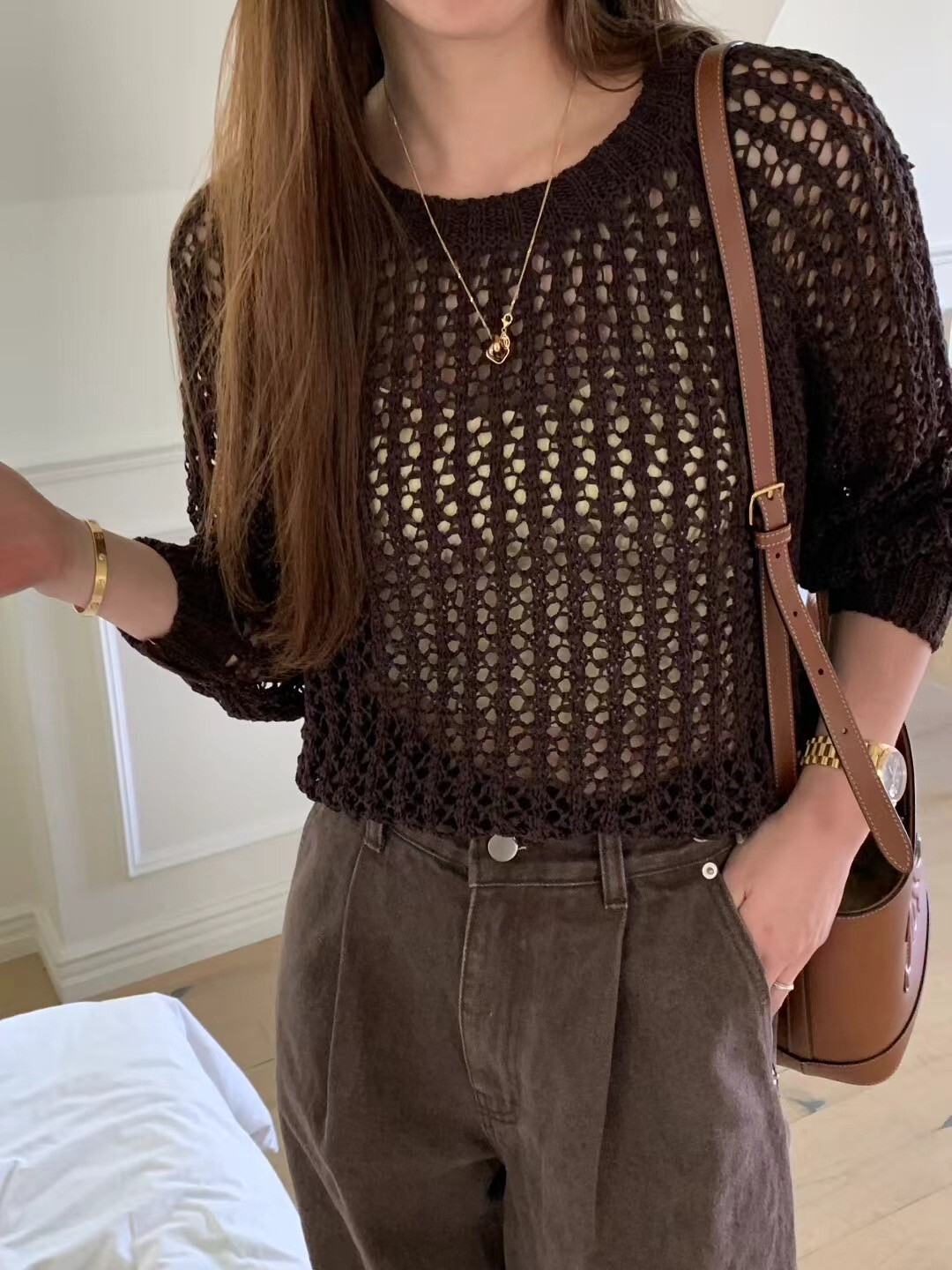 焦糖色系圓領洞洞針織長袖上衣