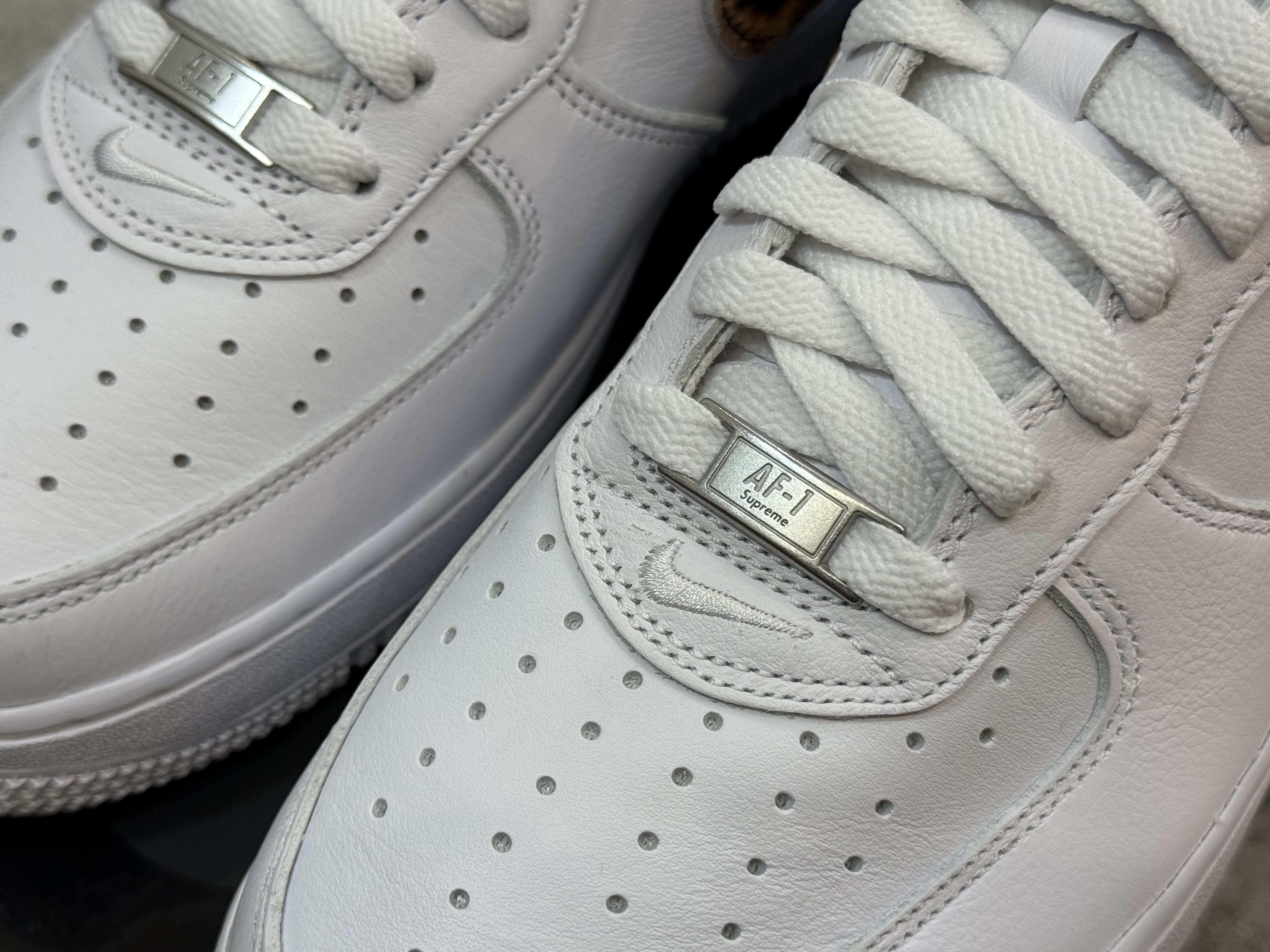 <連線代購商品> Supreme x Goodenough x Nike Air Force 1 豹紋勾 IM3483-100