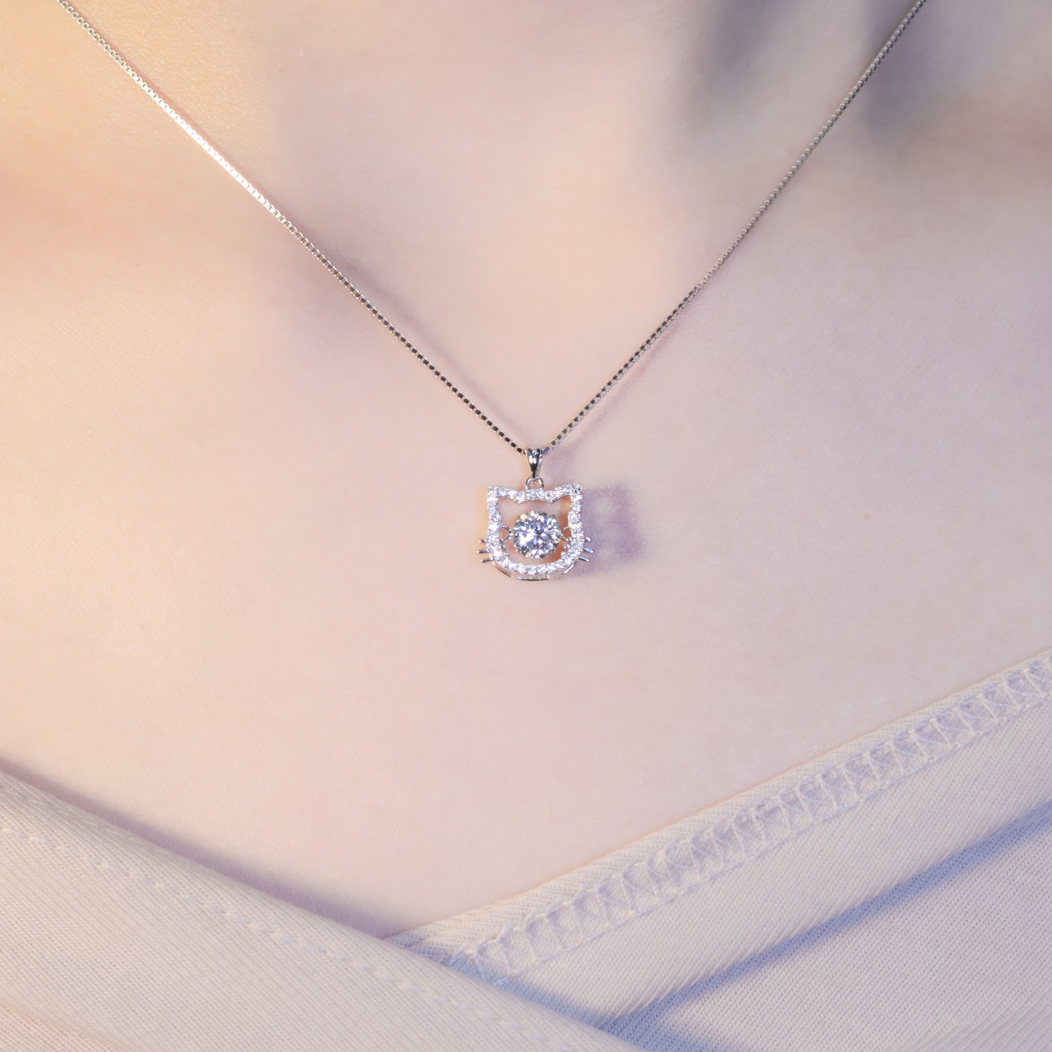 | 925純銀・厚鍍白金・莫桑石 | 鑽光懸浮喵趣項鍊 | NE1458 |