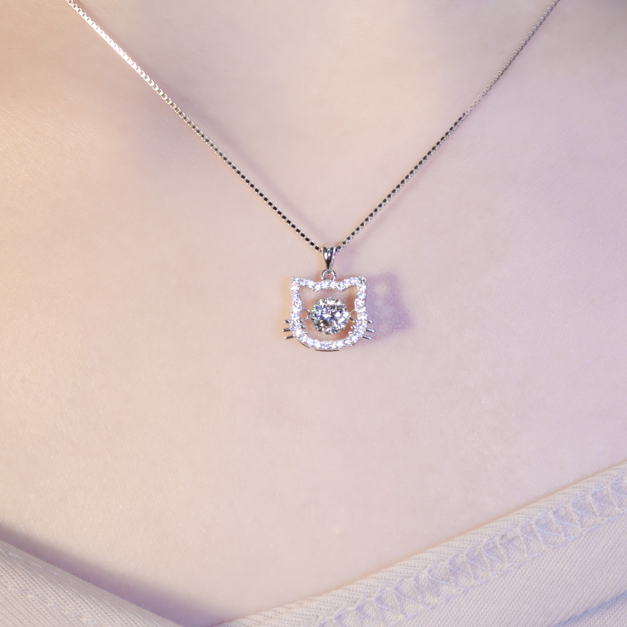 | 925純銀・厚鍍白金・莫桑石 | 鑽光懸浮喵趣項鍊 | NE1458 |