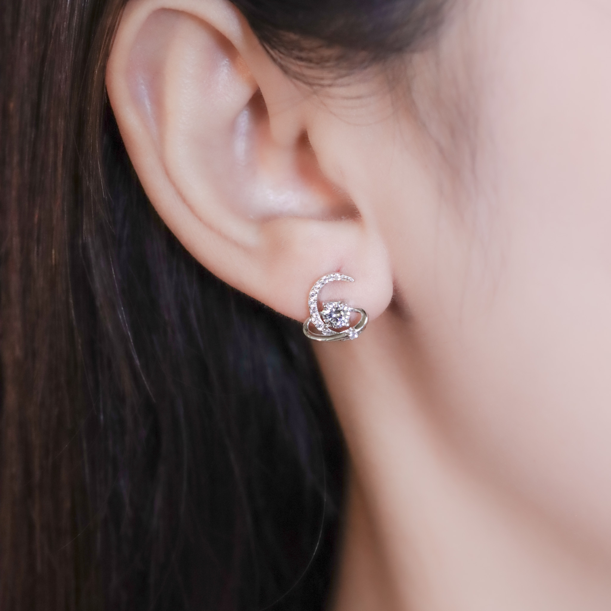 | 925純銀・厚鍍白金・莫桑石 | 鑽光唯一的陪伴耳環 | EA1031|