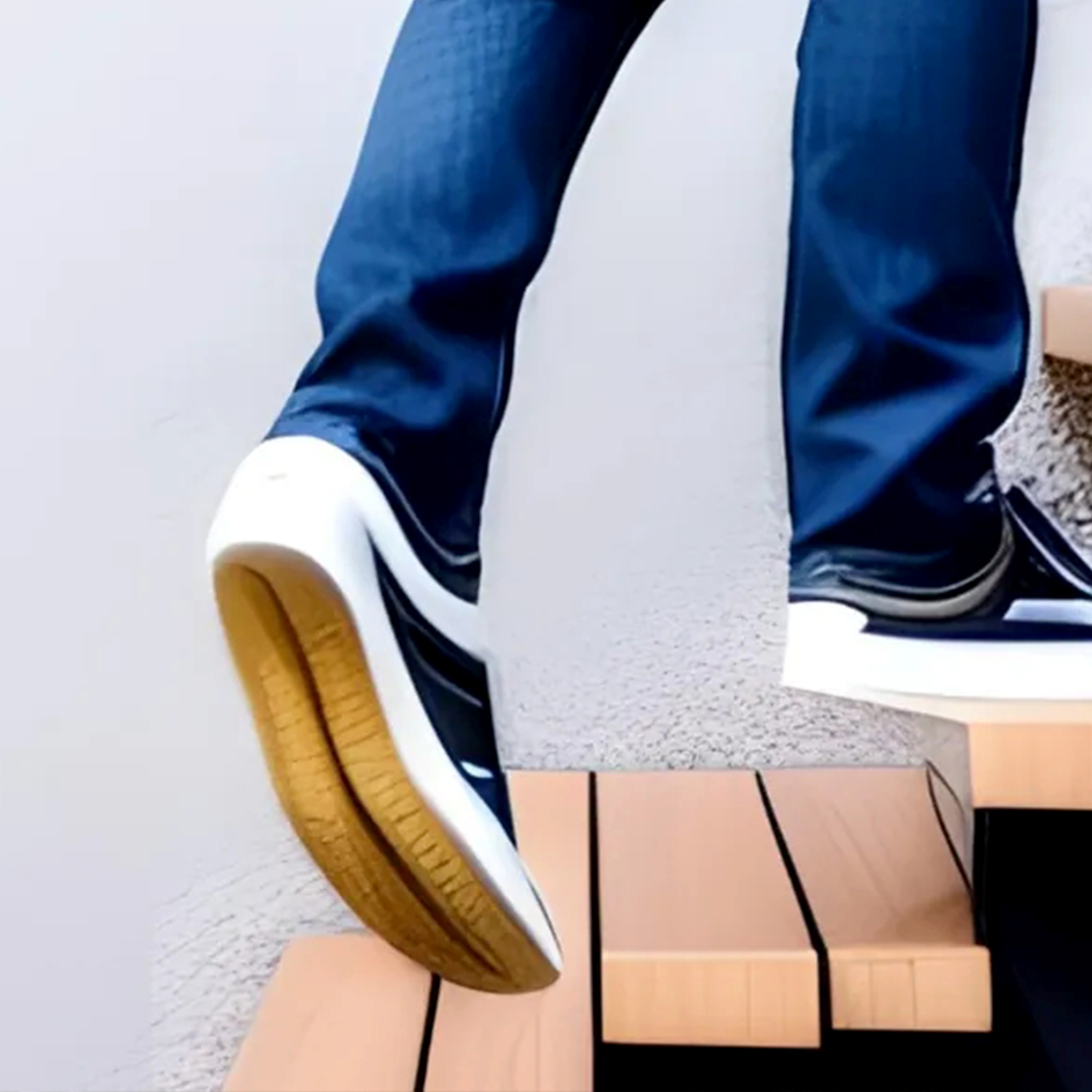 上/落樓梯(客人需在本店購買產品才可享有此付費服務)