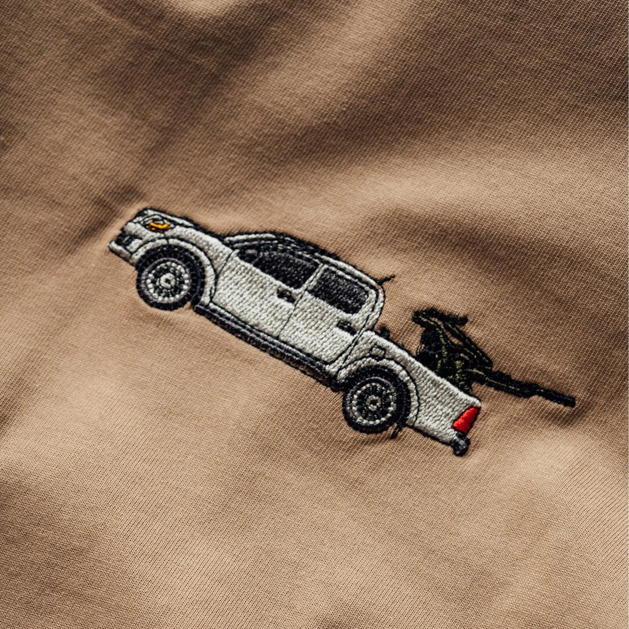 QILO 技術刺繡 T 恤