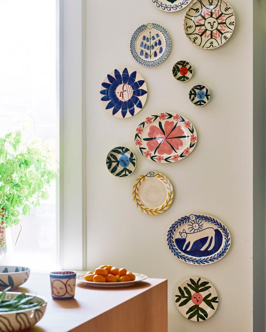 HAY 手工陶瓷餐具系列，擺放在餐廳，增添時尚美感