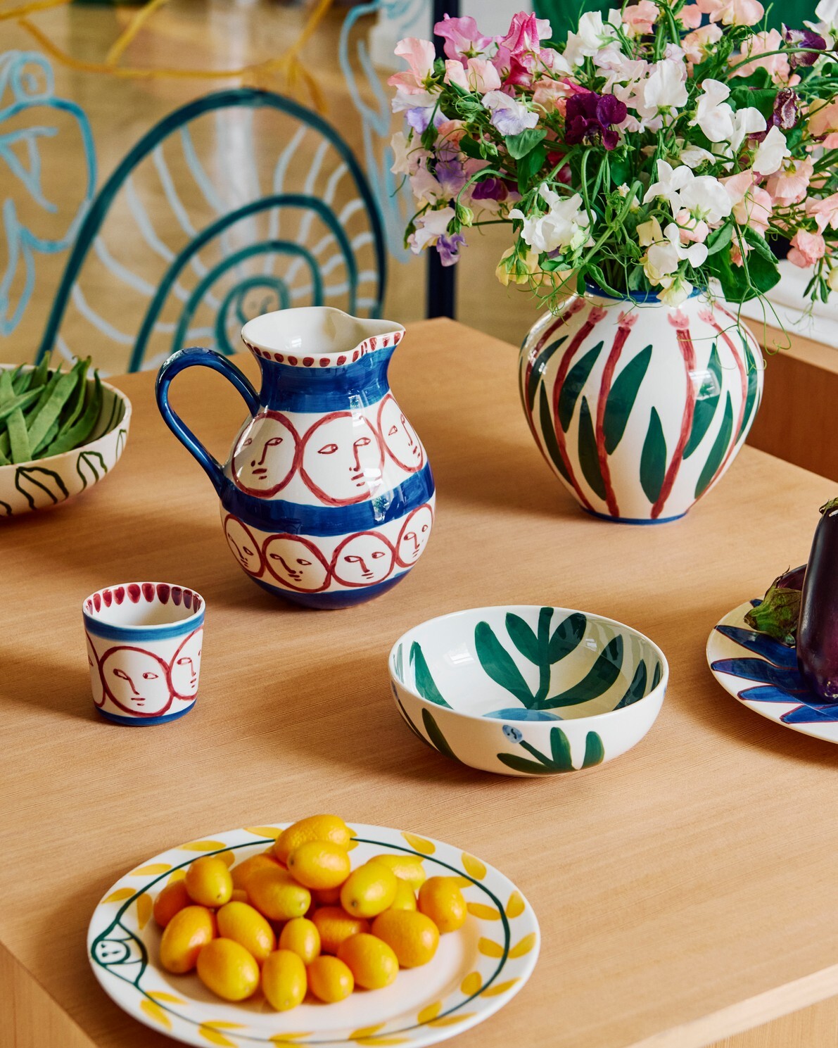 HAY 全新手繪陶瓷餐具系列，展示花瓶、杯子、碗盤組，擺放鮮花、水果於北歐風格的桌上，為用餐體驗提升