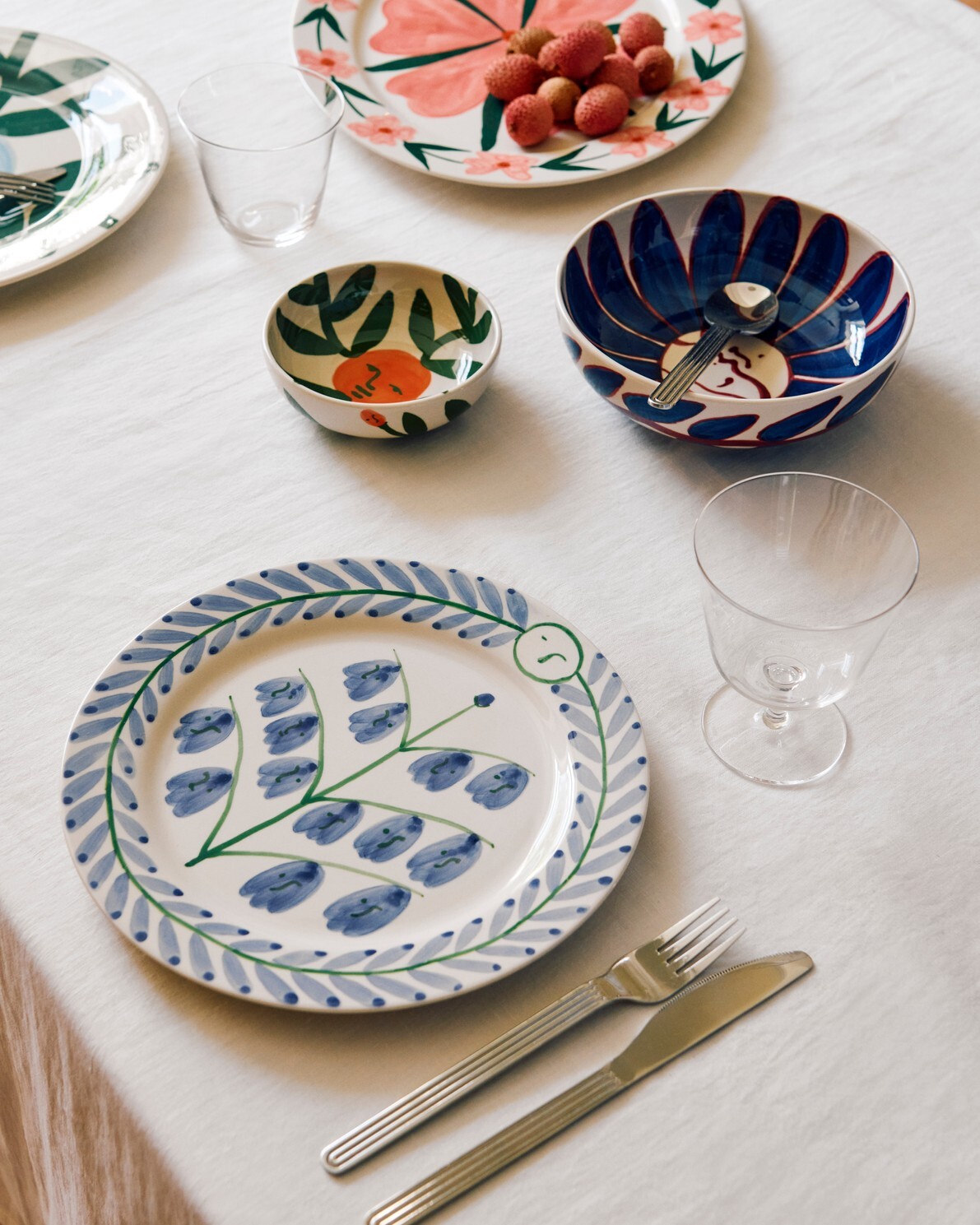 HAY 手工陶瓷餐具系列，紫色風鈴的盤子，搭配有質感的碗，讓吃飯體驗更有氛圍