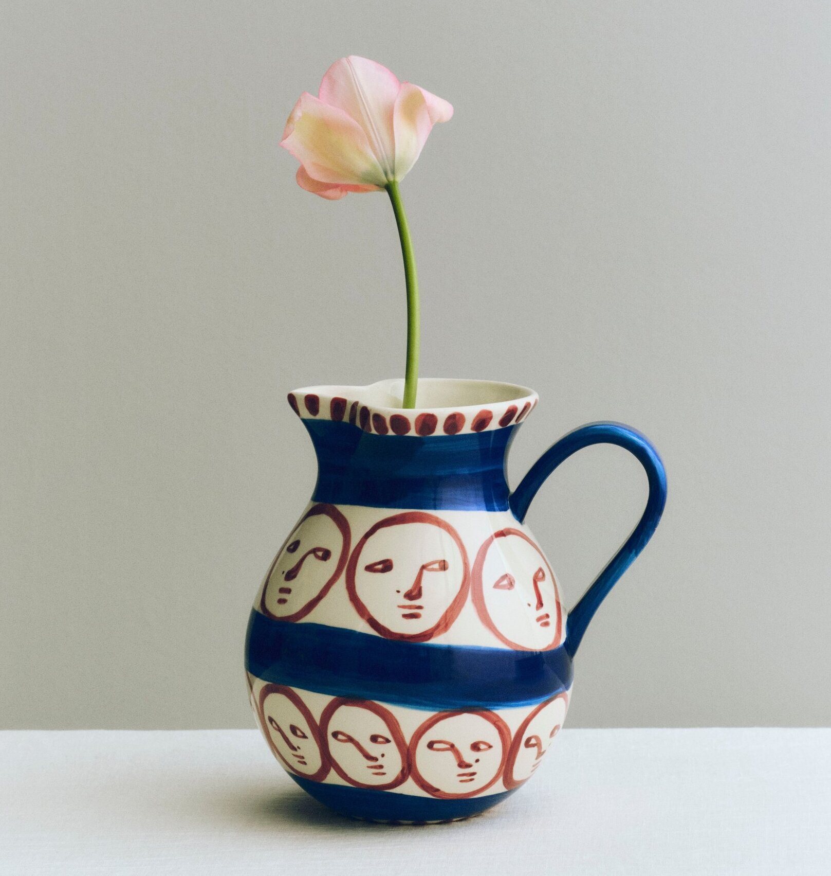 當HAY手繪水壺遇見鮮花，它不只是一個水壺，更是餐桌上的一道風景，為用餐時刻增添獨特的藝術氛圍。