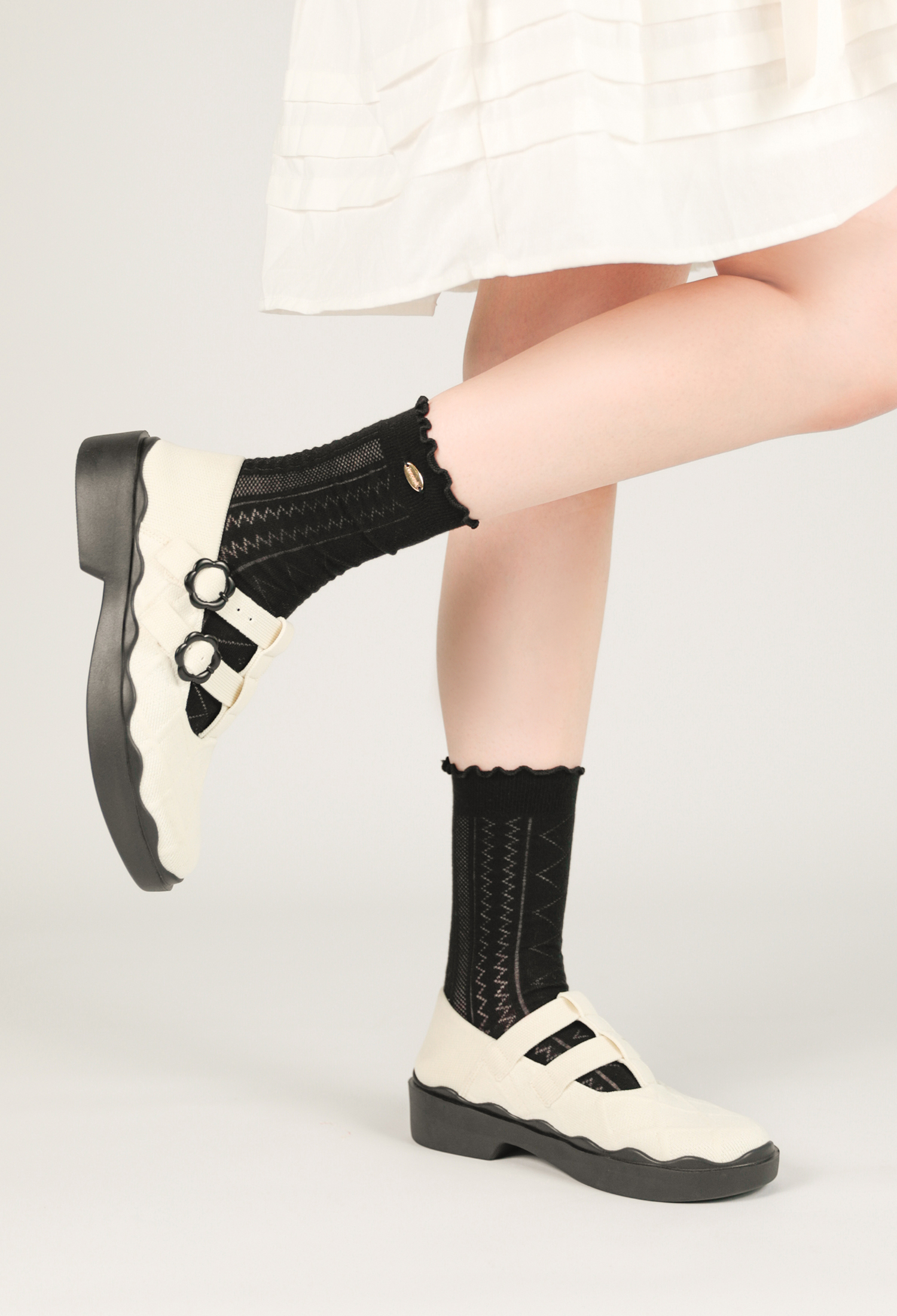 金屬釦花邊鏤空襪 黑色