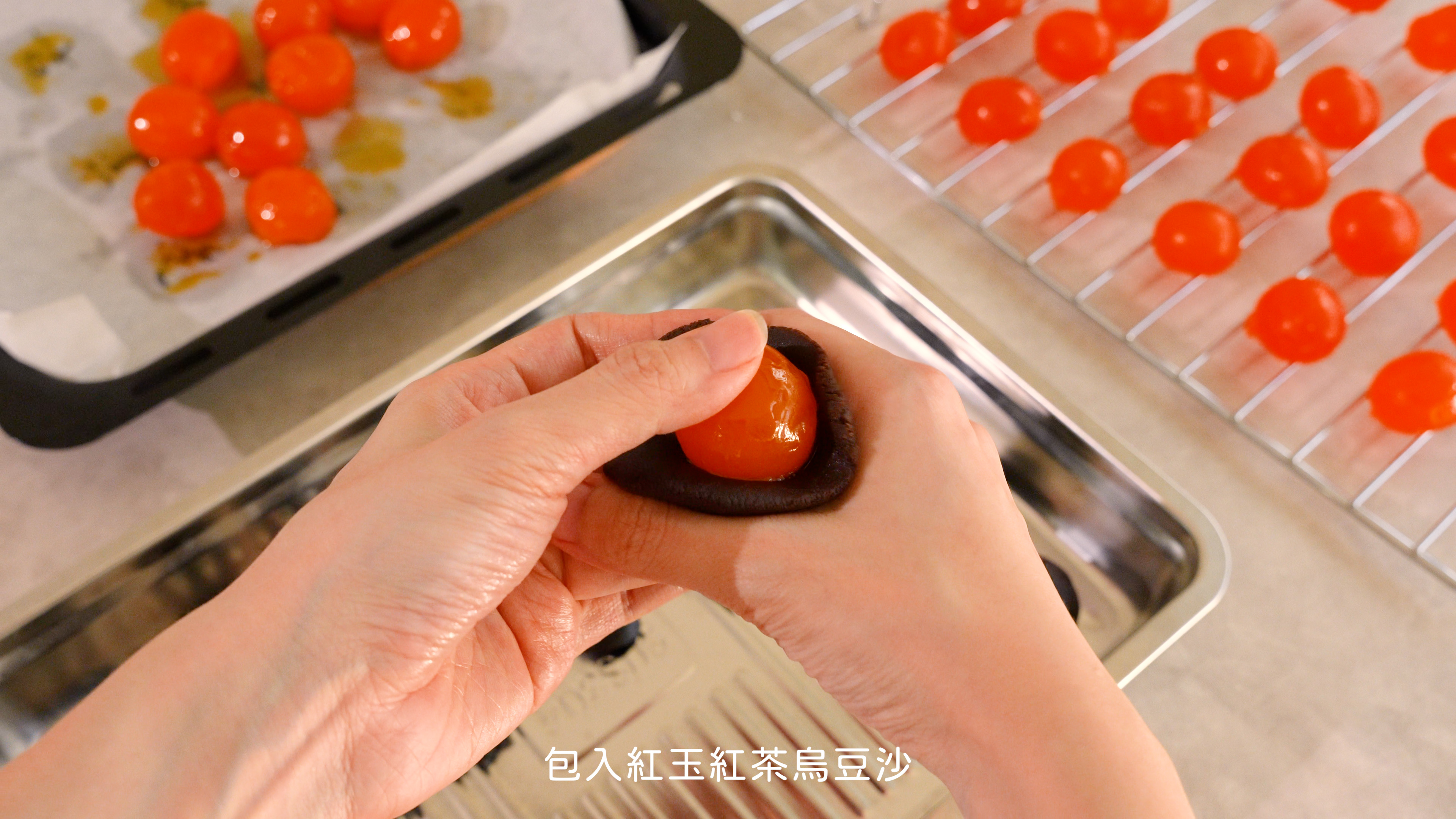 “小狗蛋黃酥:鹹蛋黃包入紅玉紅茶烏豆沙”