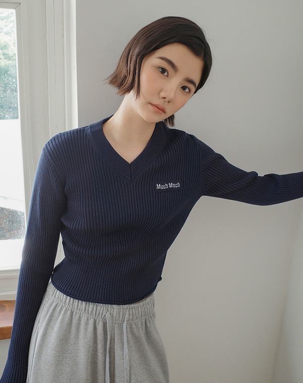 預訂｜MUAHMUAH LOGO SLIM FIT V-NECK KNIT