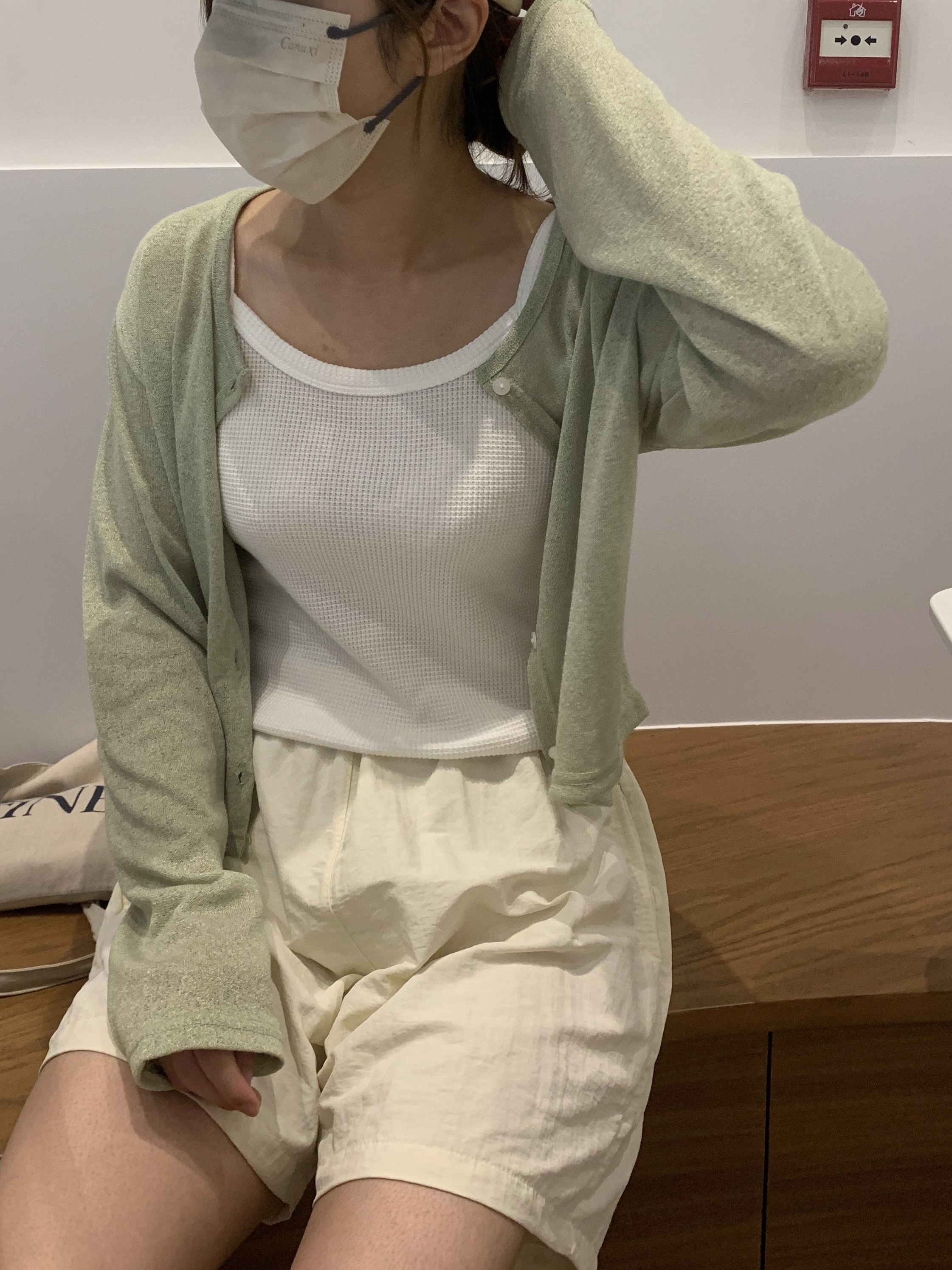 #228N213 很實用，簡約短版素色兩穿上衣