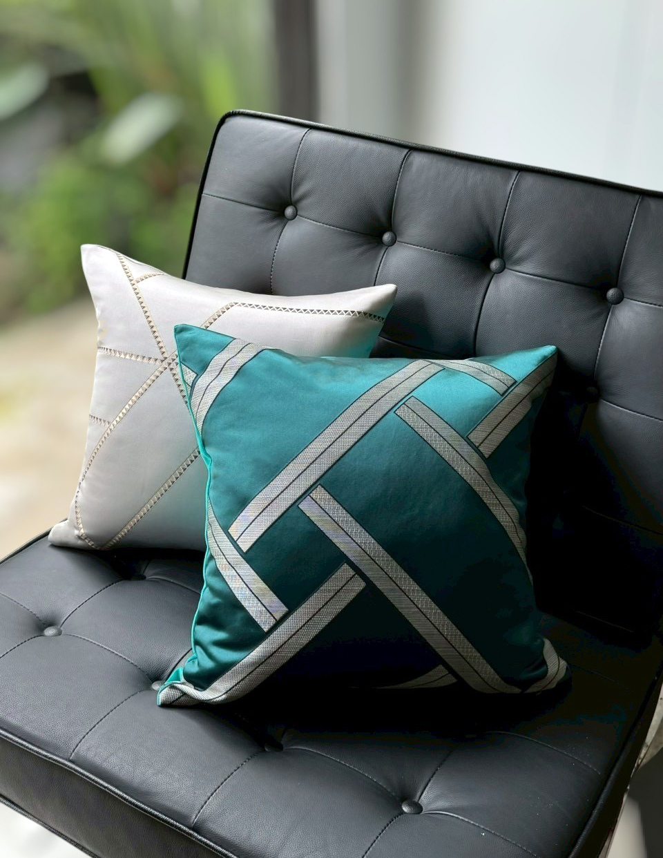 墨綠銀灰線條抱枕