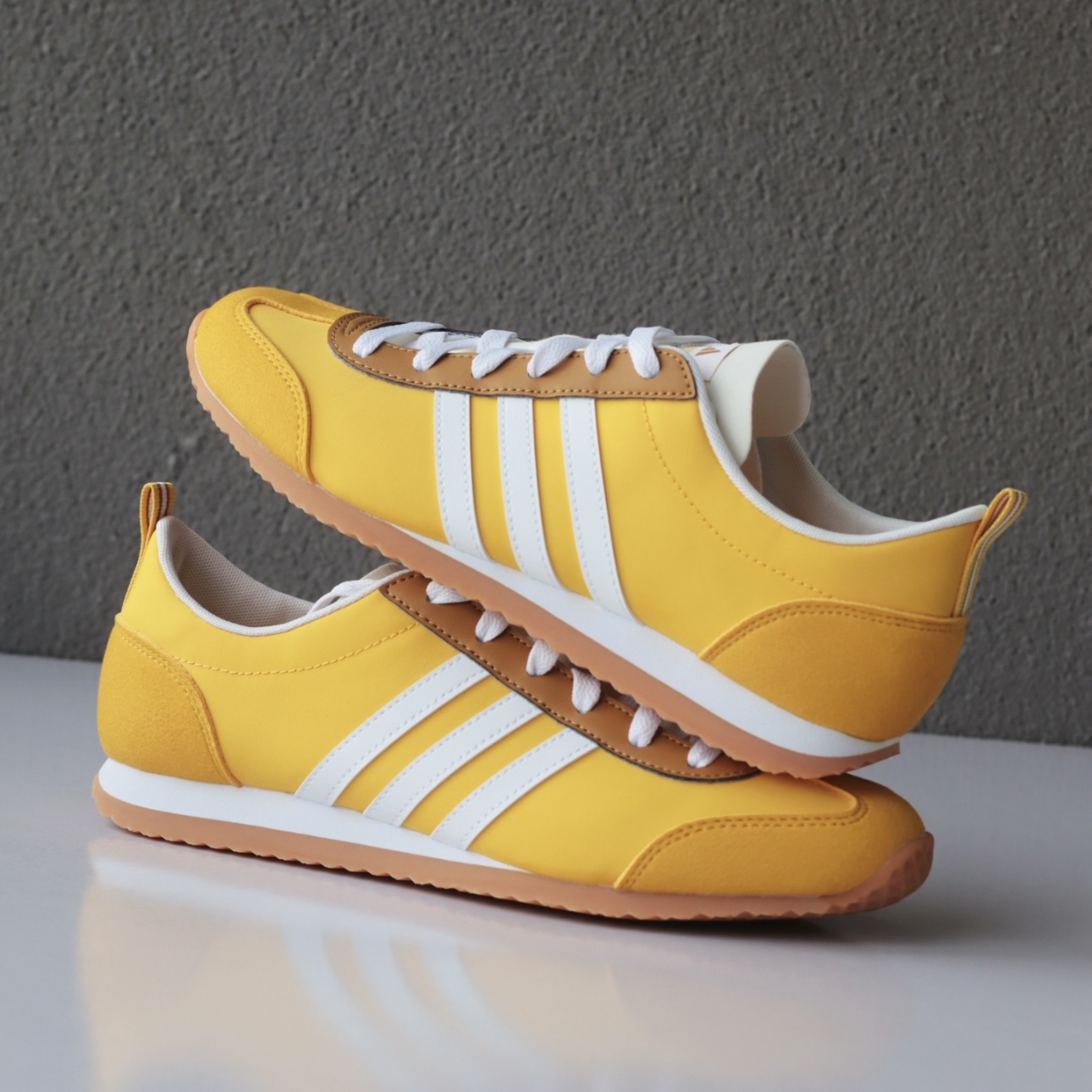 ADIDAS VS JOG 2.0 檸檬黃 黃白 復古 休閒鞋 男女同款 JP5760