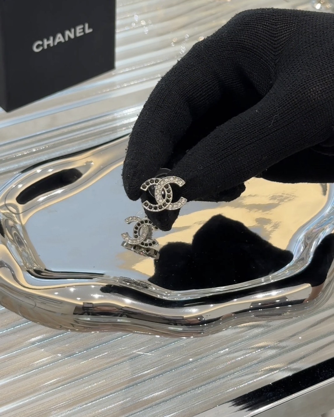 CHANEL｜熊貓黑白水鑽耳環