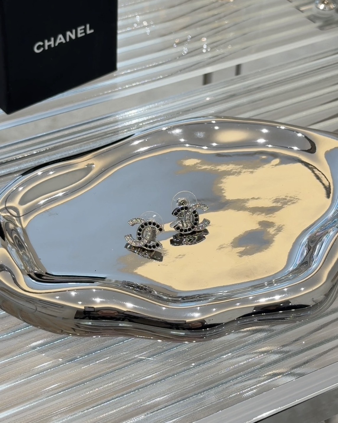 CHANEL｜熊貓黑白水鑽耳環