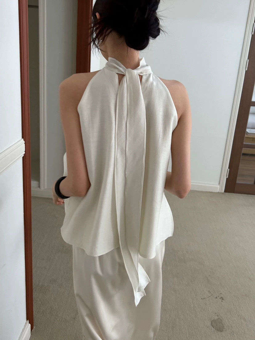 8W02 飄逸隨興名媛風削肩背心 三色