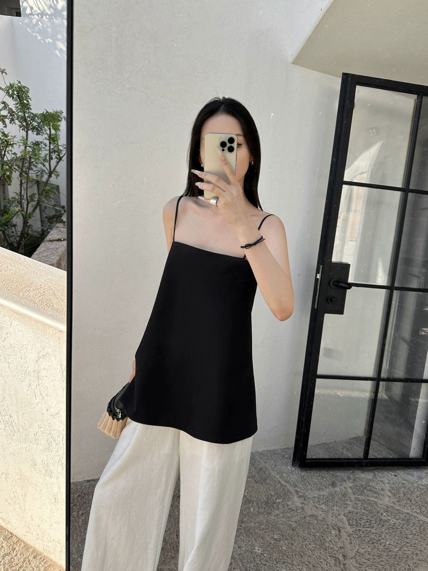 8W01極簡一字平口細肩帶背心 一色