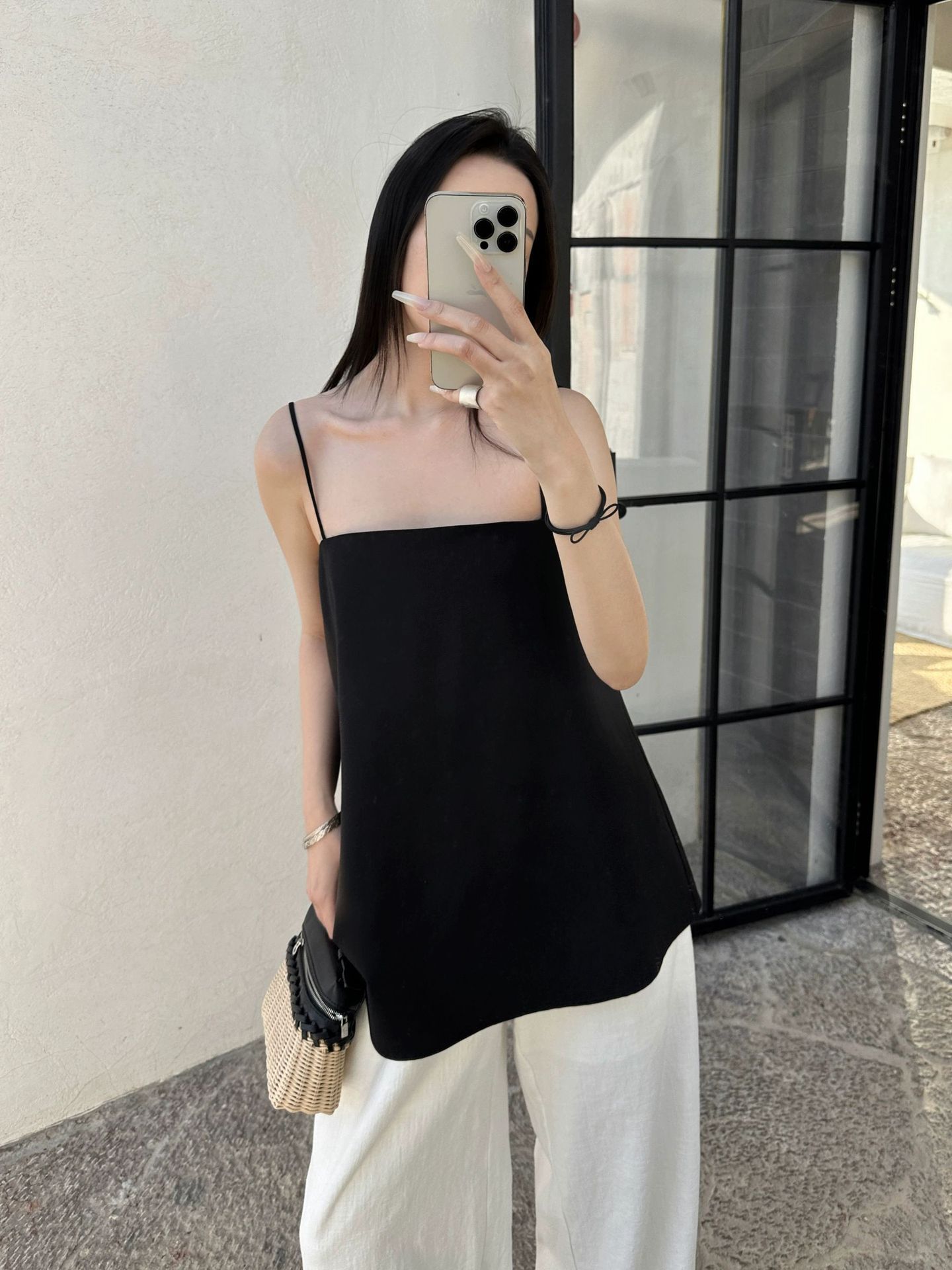 8W01極簡一字平口細肩帶背心 一色