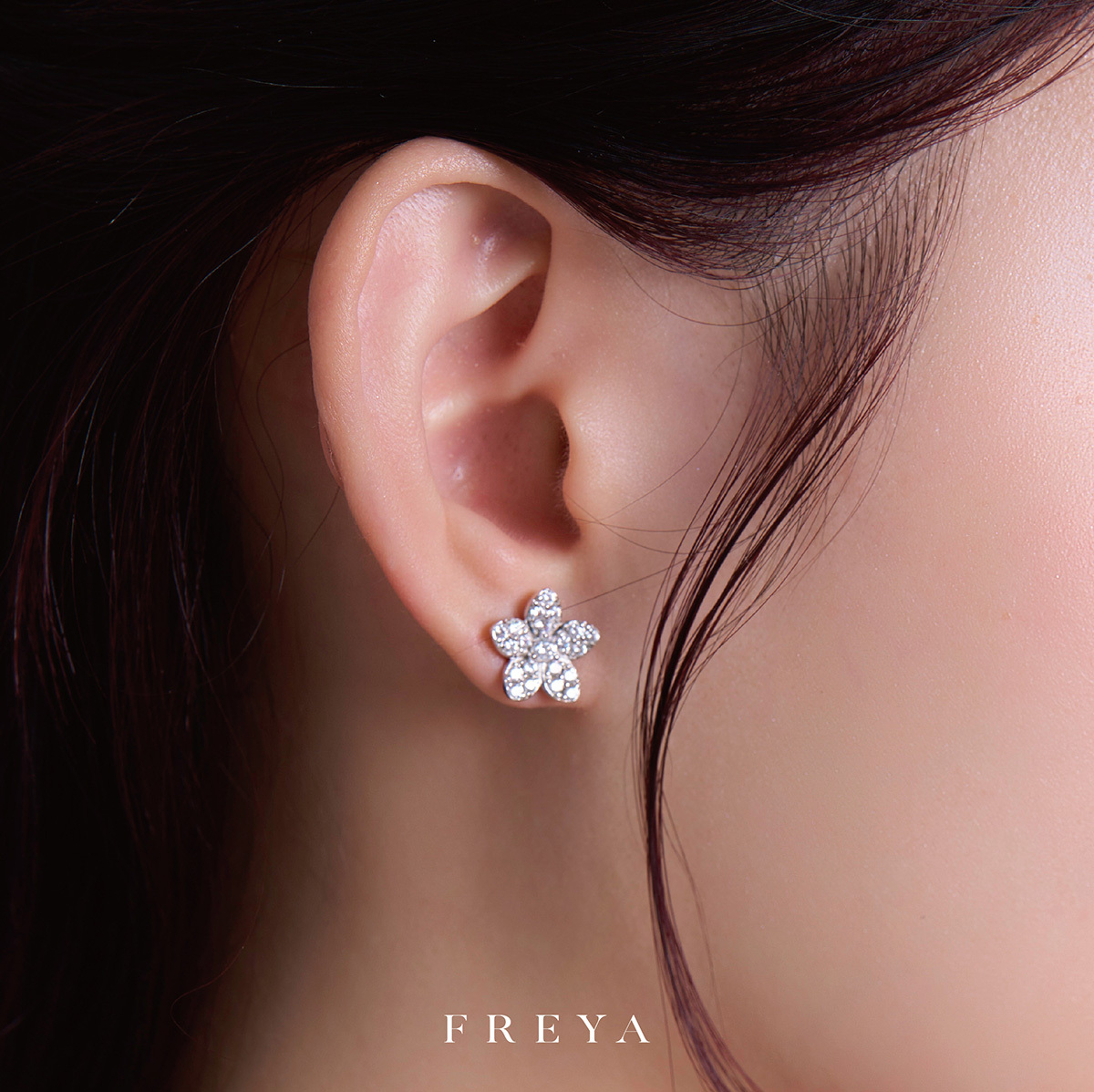 FREYA 滿鑽小花耳釘
