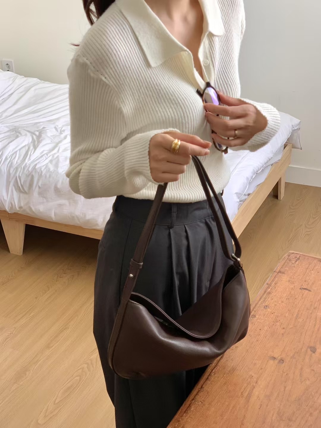 代購價牛皮餃子包