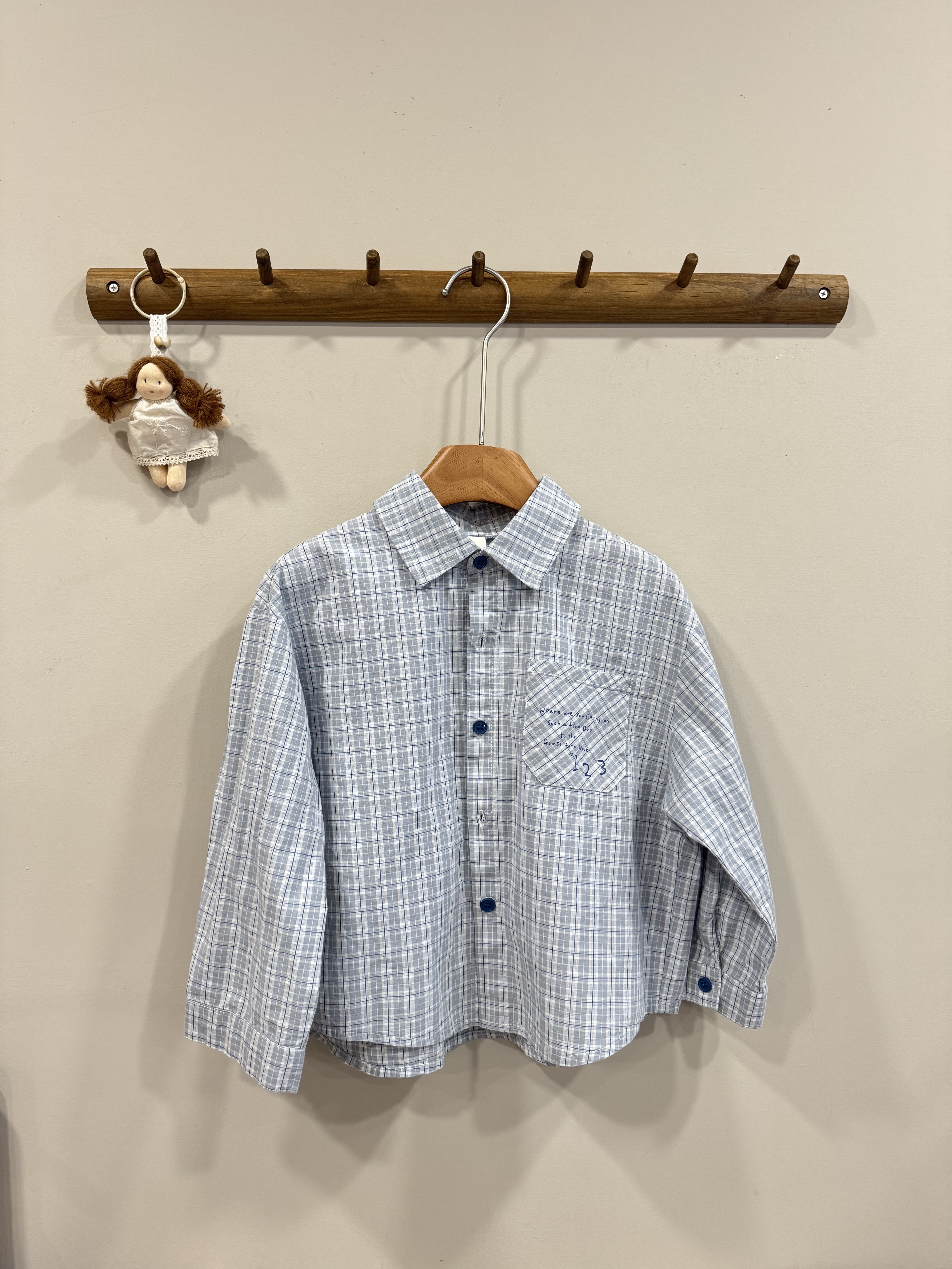 A02806方格英文字襯衫