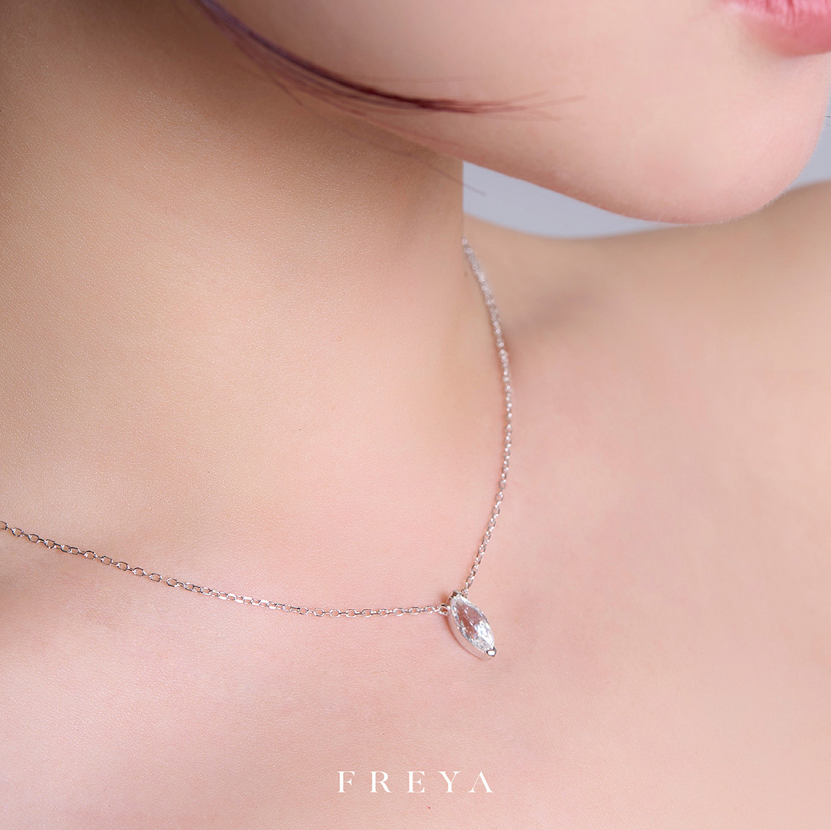 FREYA 馬眼鑽鏈牌