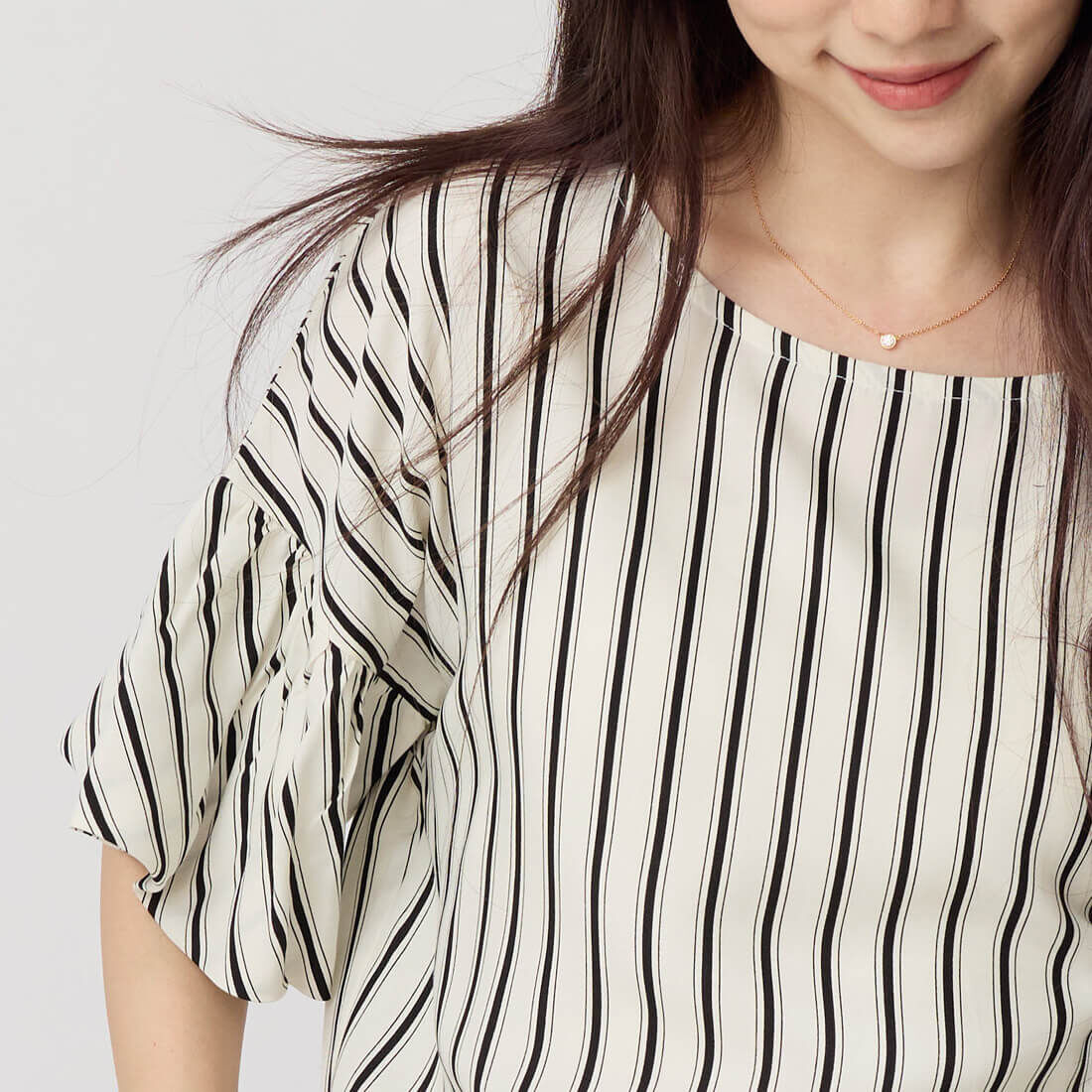 Lora荷葉袖圓領寬版直條上衣/黑白條