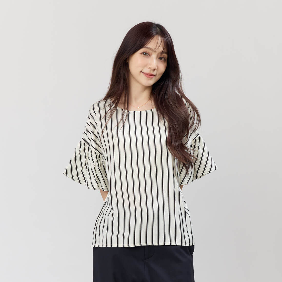 Lora荷葉袖圓領寬版直條上衣/黑白條