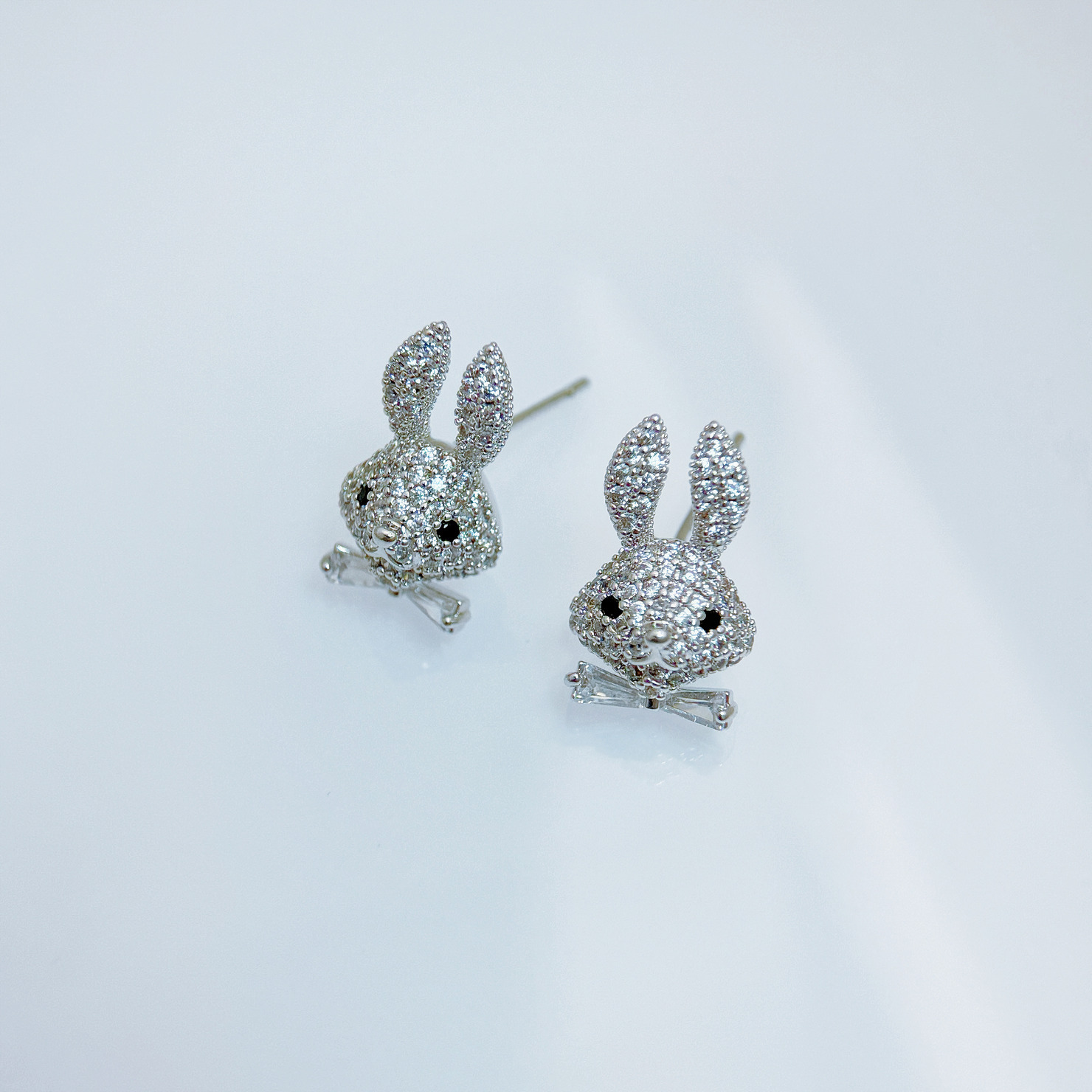 滿鑽領結兔耳環