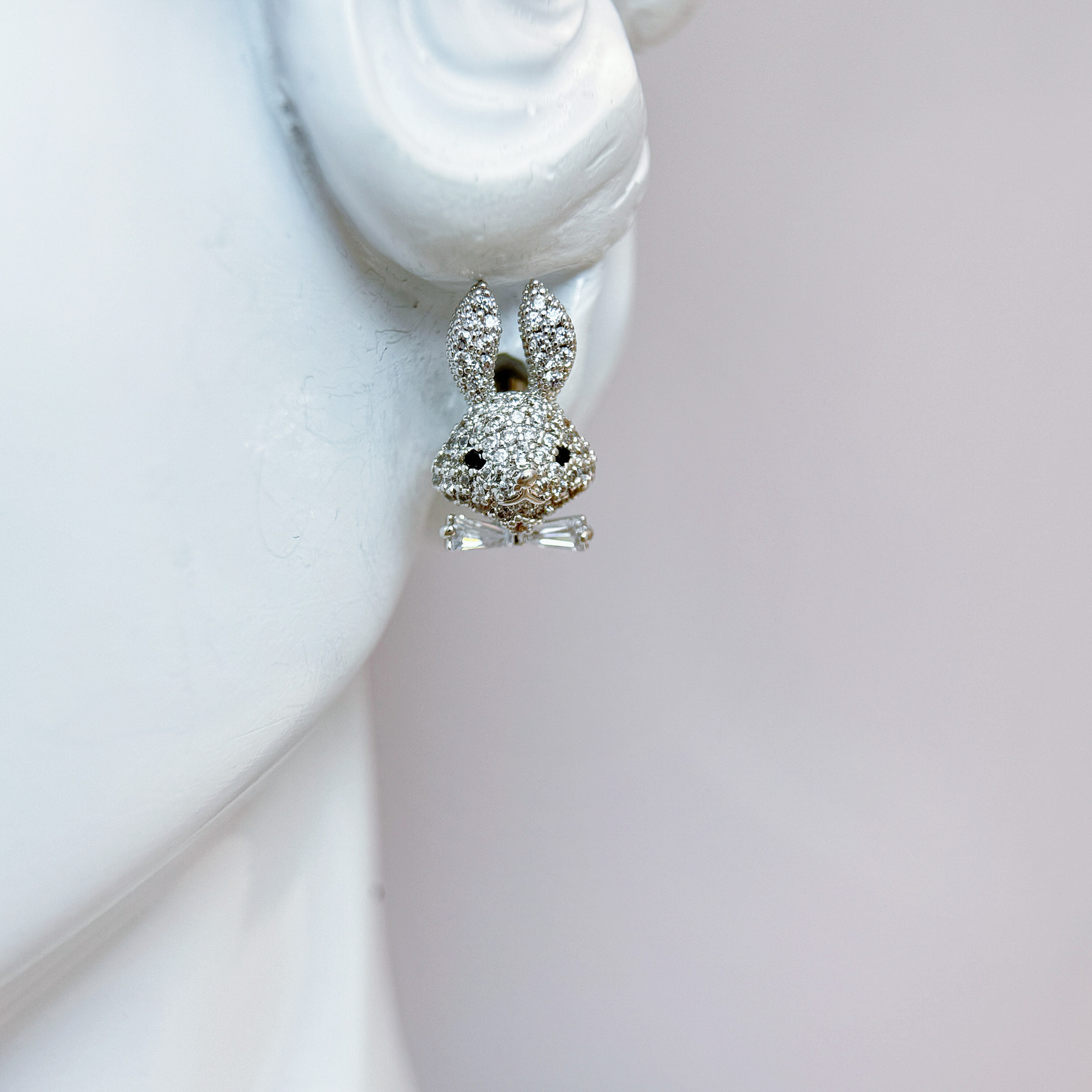 滿鑽領結兔耳環