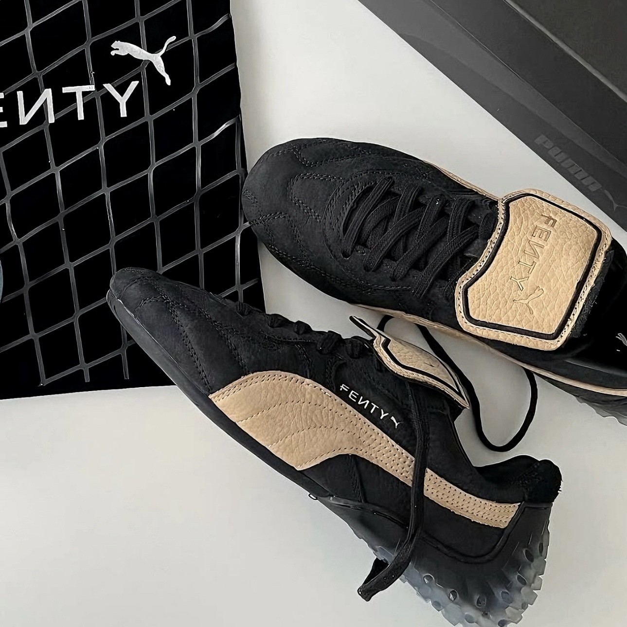 PUMA x FENTY BEAUTY AVANTI LS BTS 黑金 薄底鞋 翻蓋鞋舌 休閒鞋 蕾哈娜 404778-01