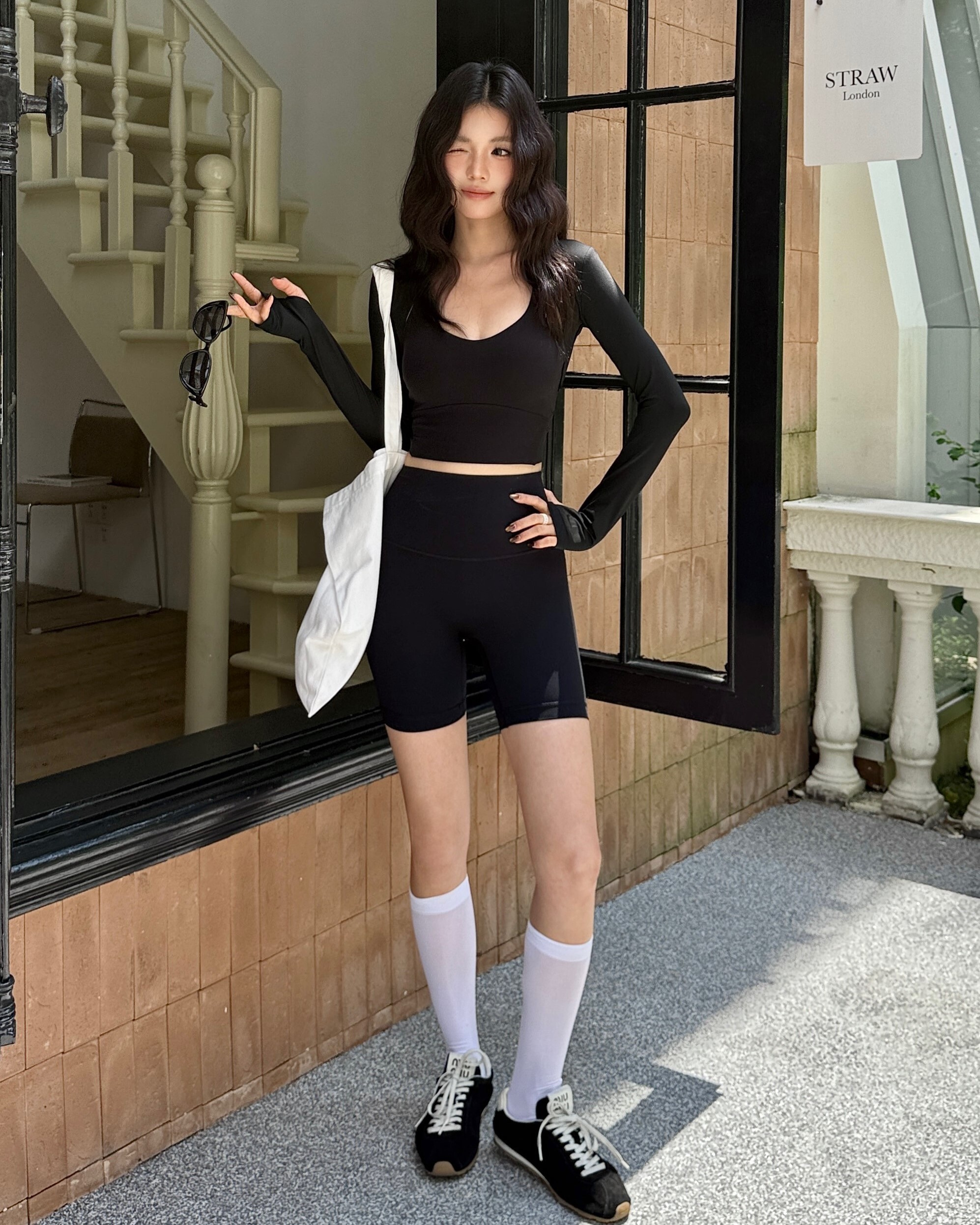 黑色彈力短版拇指套坎肩+黑色裸感瑜珈短褲