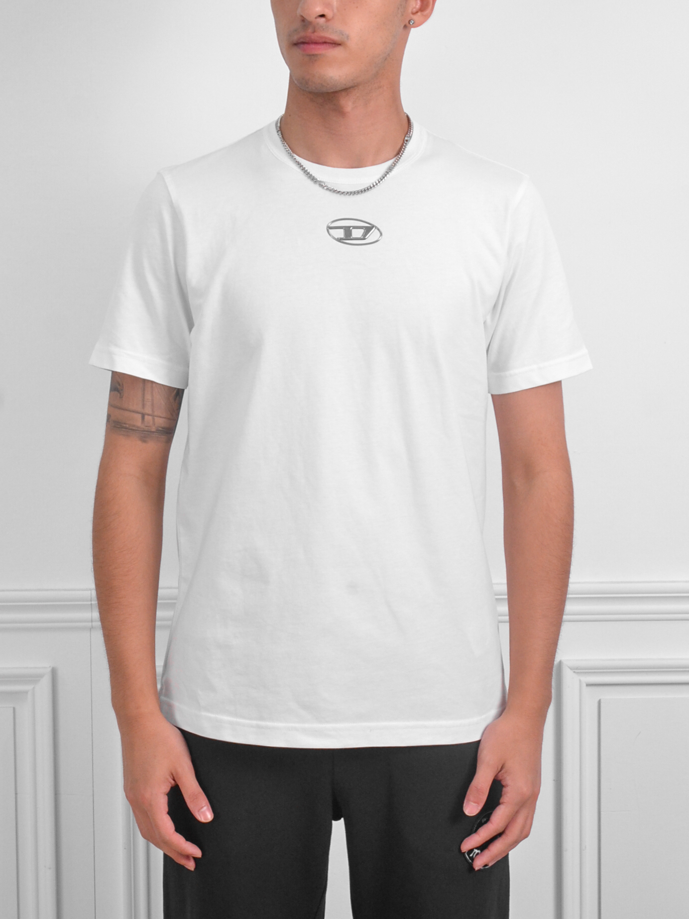 Diesel T-shirt with metallic Oval D White 中間銀標白色短袖【A178800CLBR100】