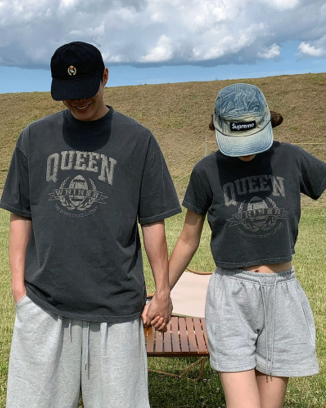 美式街頭風情侶穿搭｜寬鬆連帽外套搭配牛仔褲，休閒又有型的日常造型