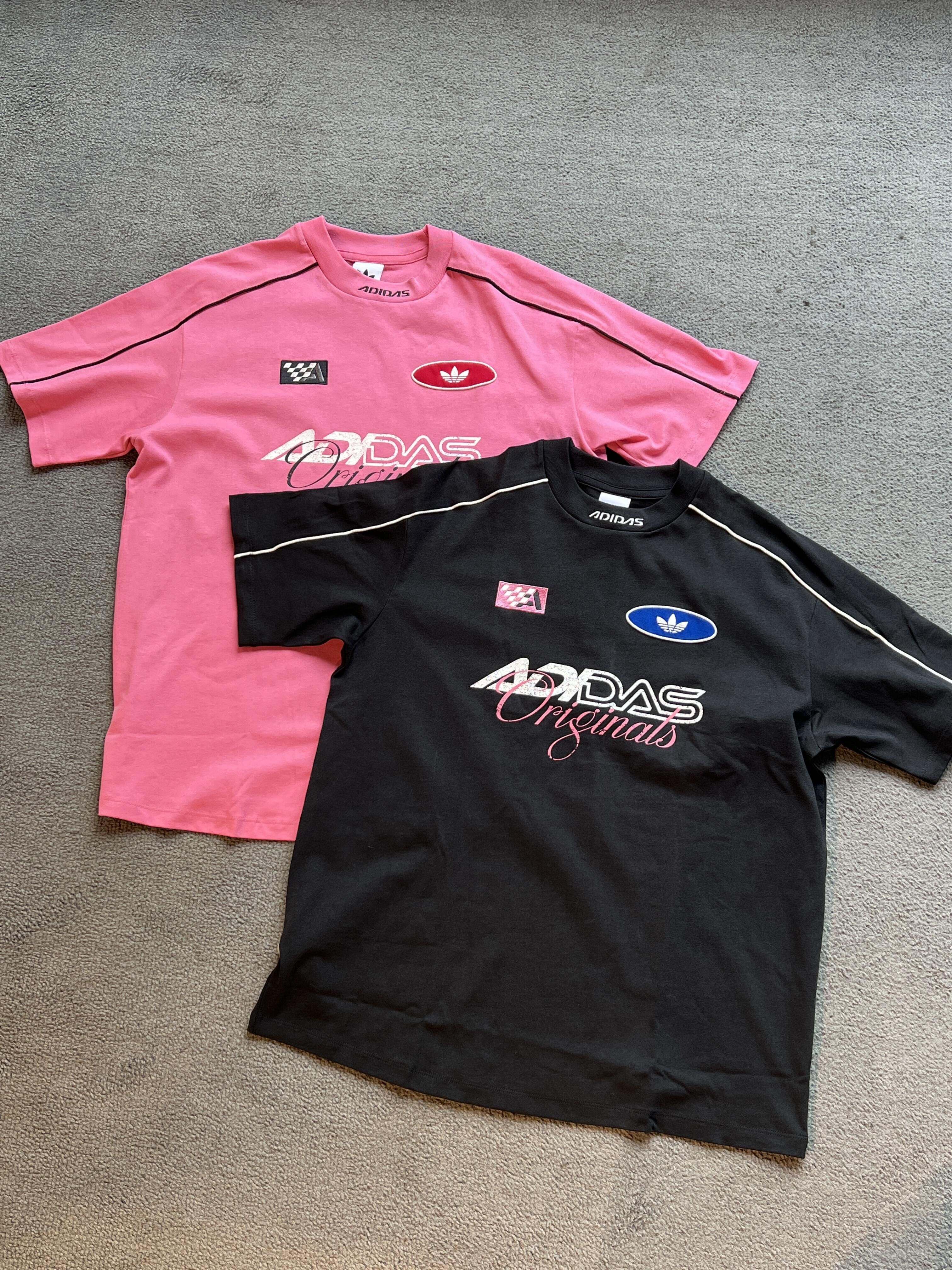 Adidas Originals Moto GFX 賽車風短袖 刺繡 徽章 寬鬆 粉色 黑色 2色 /預購