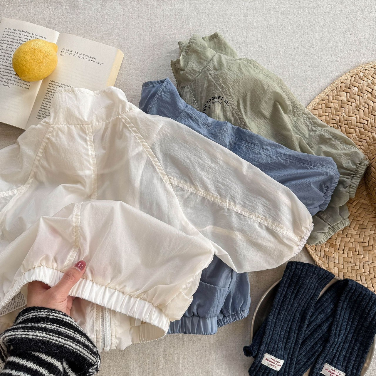 英字百搭輕薄外套